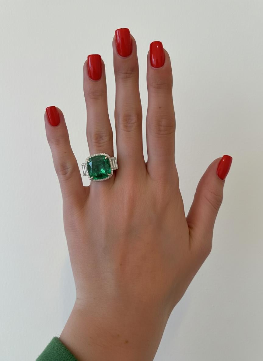 Anillo Halo de Diamantes y Esmeralda Verde de Oro de 18 K con talla cojín certificada en Excelente estado para la venta en Chicago, IL