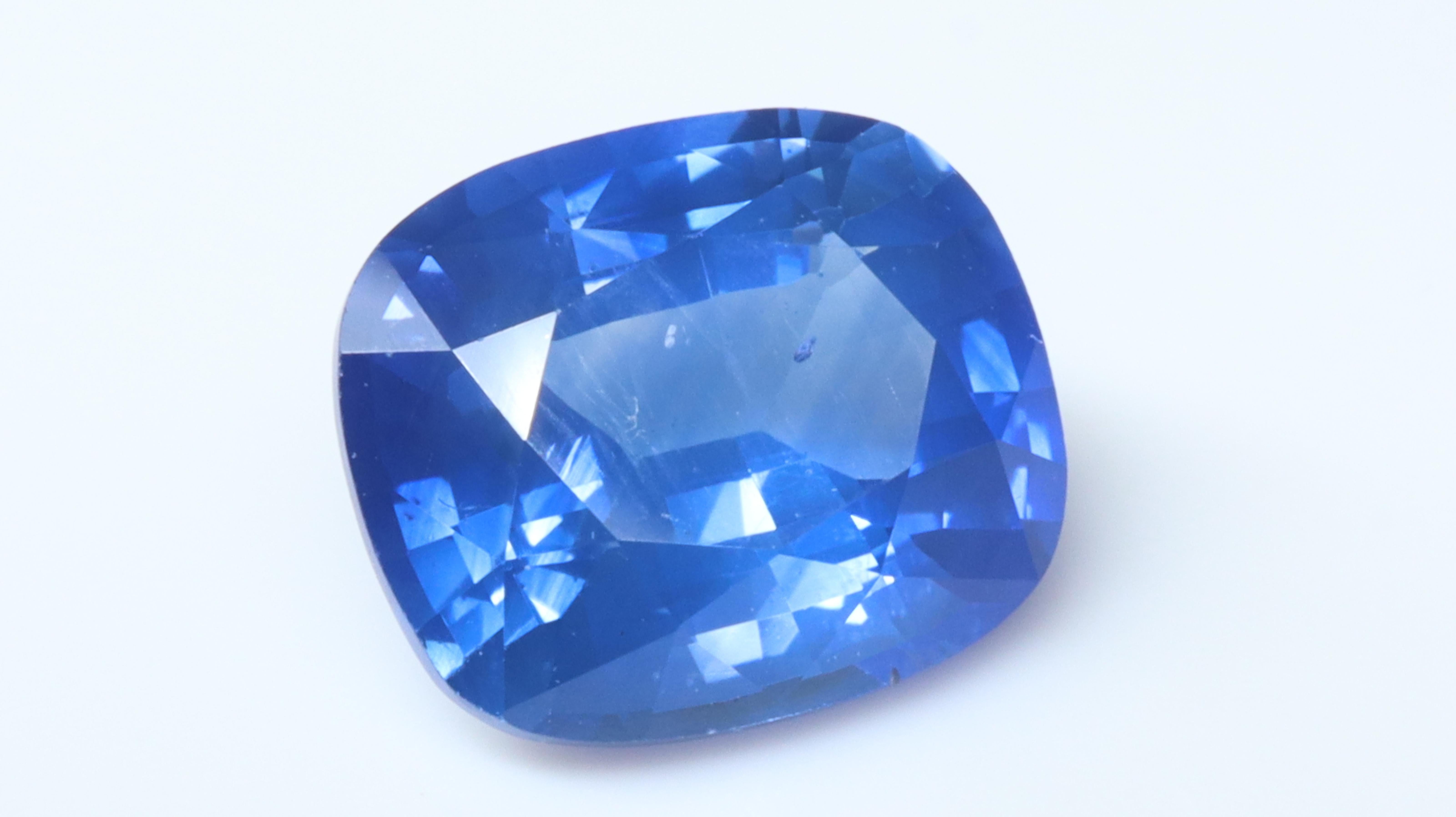 Certified Cushion Cut Intense Blue Sapphire - 2.29ct In New Condition For Sale In Antwerpen, BE