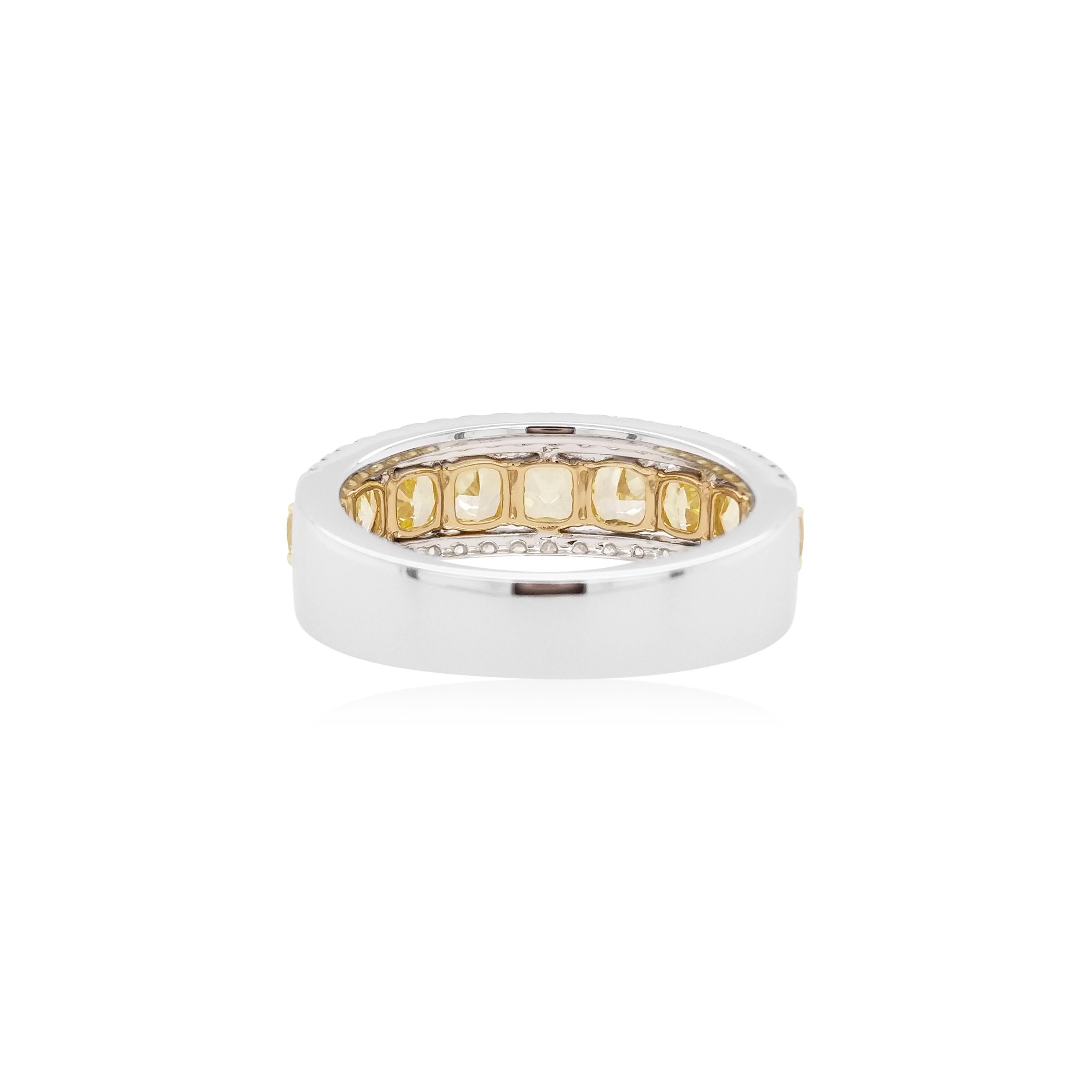 Questo raffinato anello a fascia è caratterizzato da una fila di diamanti naturali gialli con taglio a cuscino. Accentuato da diamanti bianchi brillanti a taglio rotondo, il design crea un sorprendente gioco di contrasti e scintille. Realizzata in