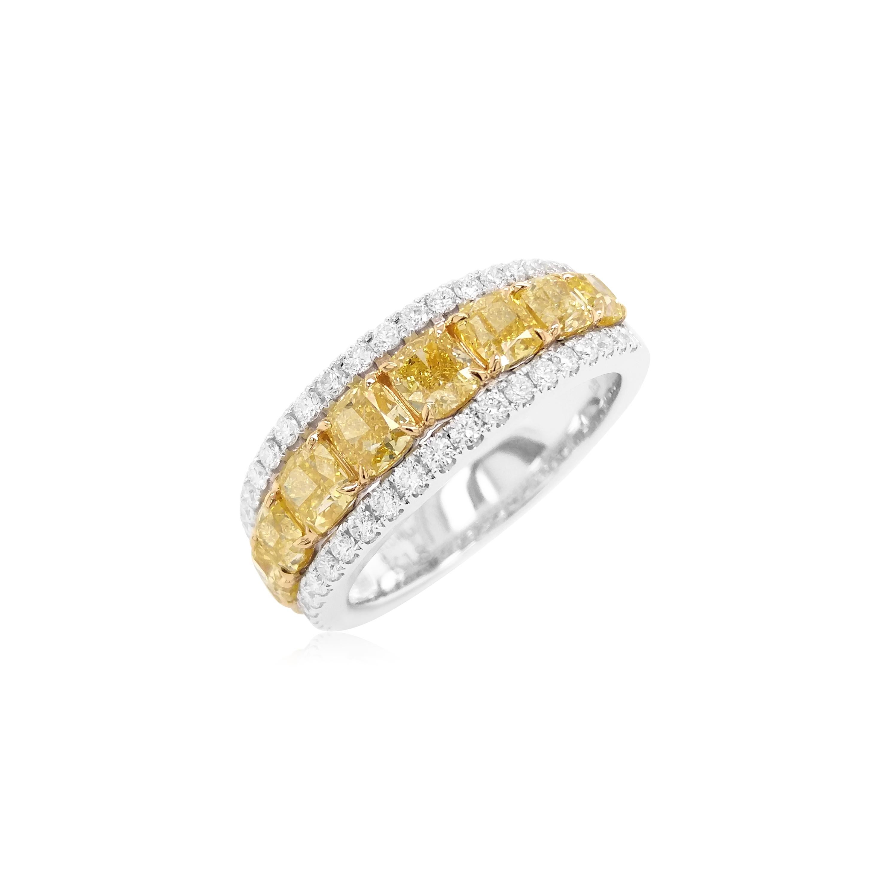 Contemporaneo Anello certificato con diamante giallo naturale taglio a cuscino e diamante bianco in oro 18 carati in vendita
