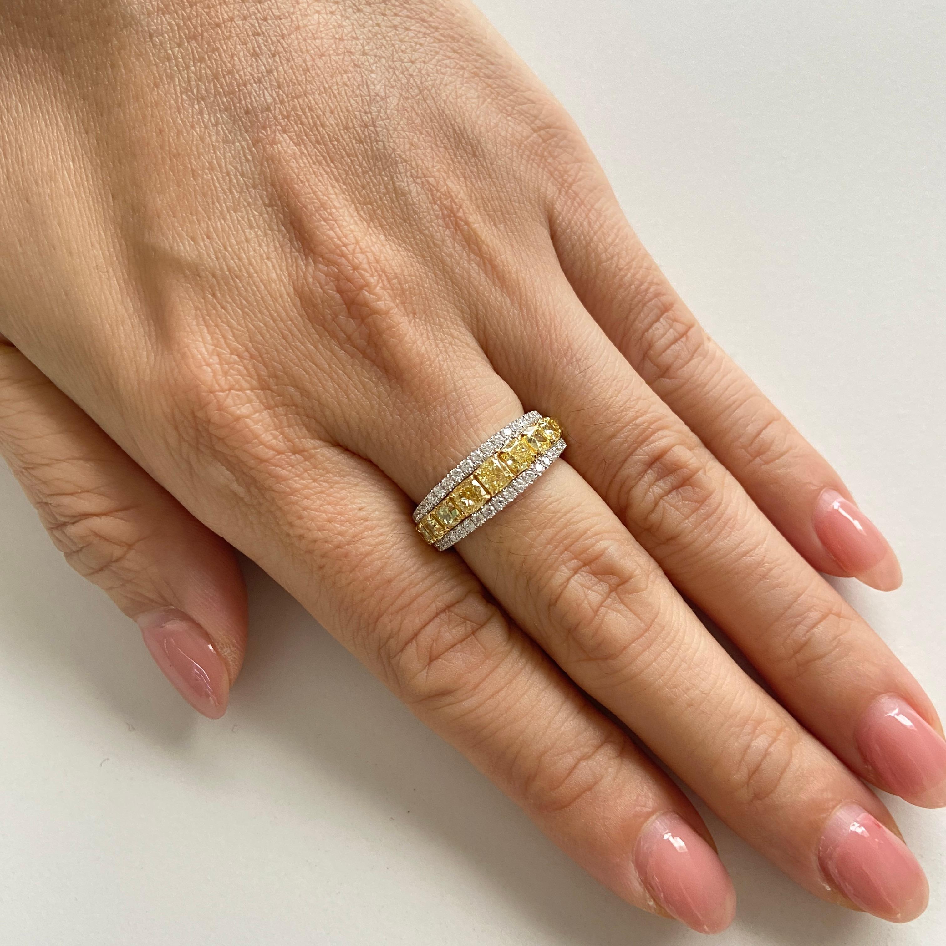 Taglio cuscino Anello certificato con diamante giallo naturale taglio a cuscino e diamante bianco in oro 18 carati in vendita