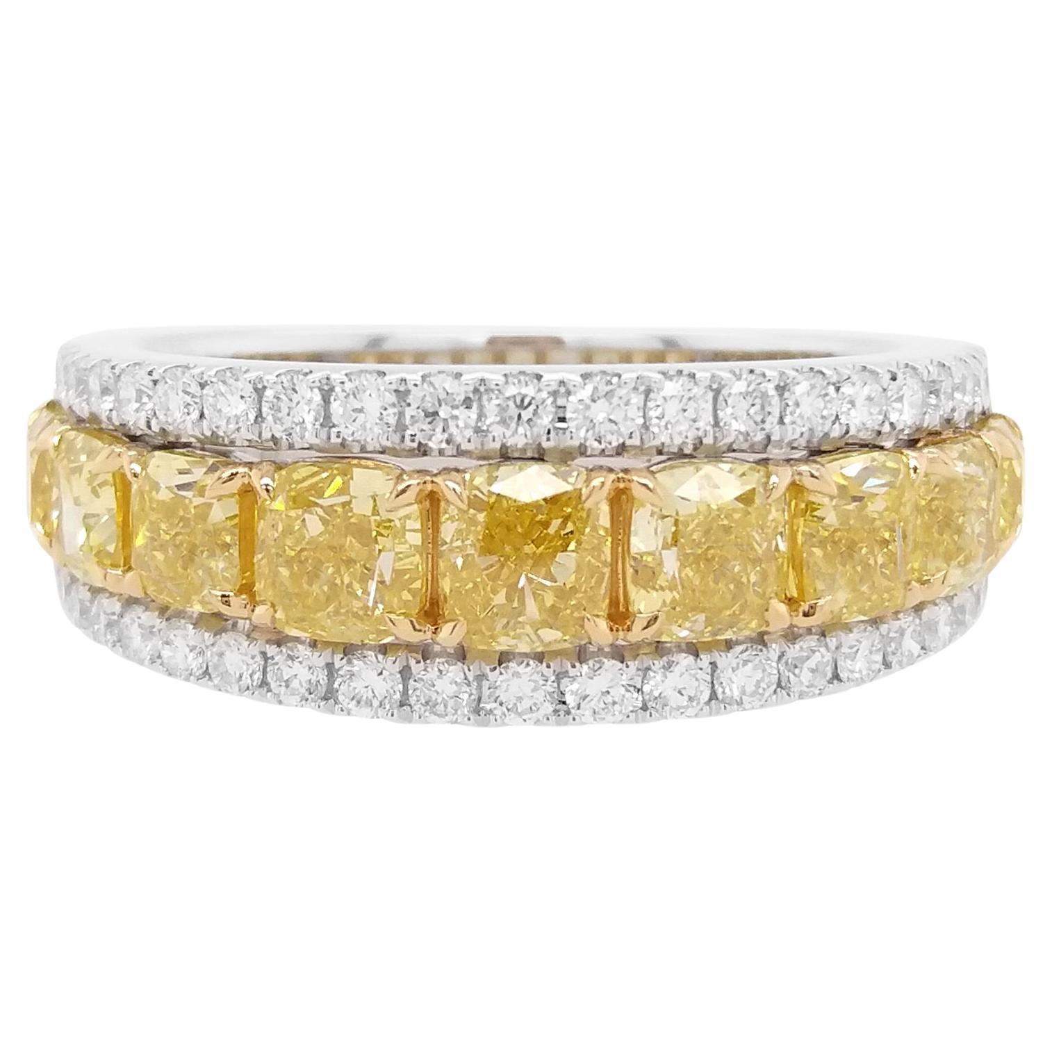 Anello certificato con diamante giallo naturale taglio a cuscino e diamante bianco in oro 18 carati in vendita