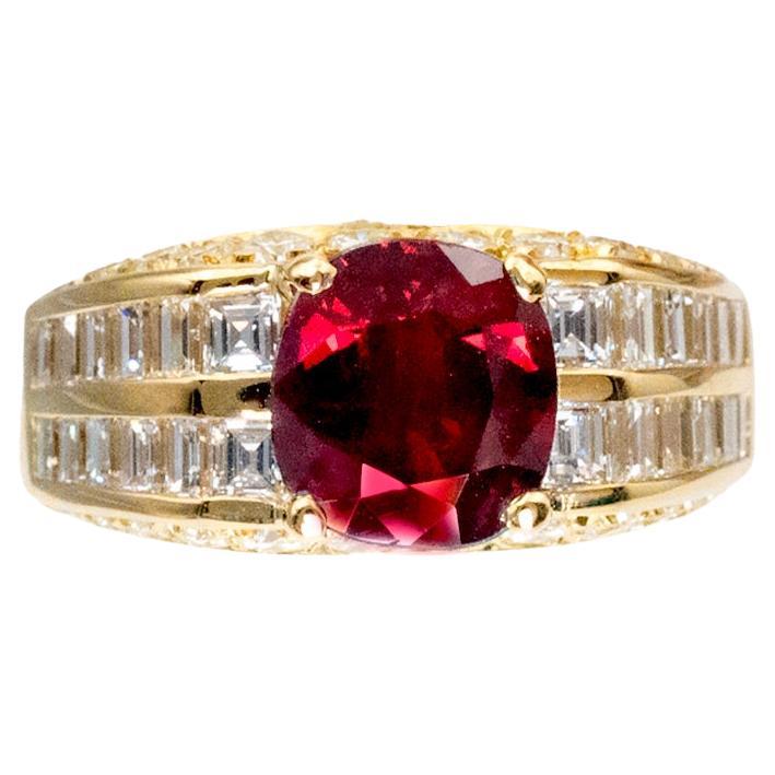 Anillo de cóctel de oro amarillo de 18k con diamantes y rubíes talla cojín certificados