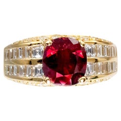 Anillo de cóctel de oro amarillo de 18k con diamantes y rubíes talla cojín certificados