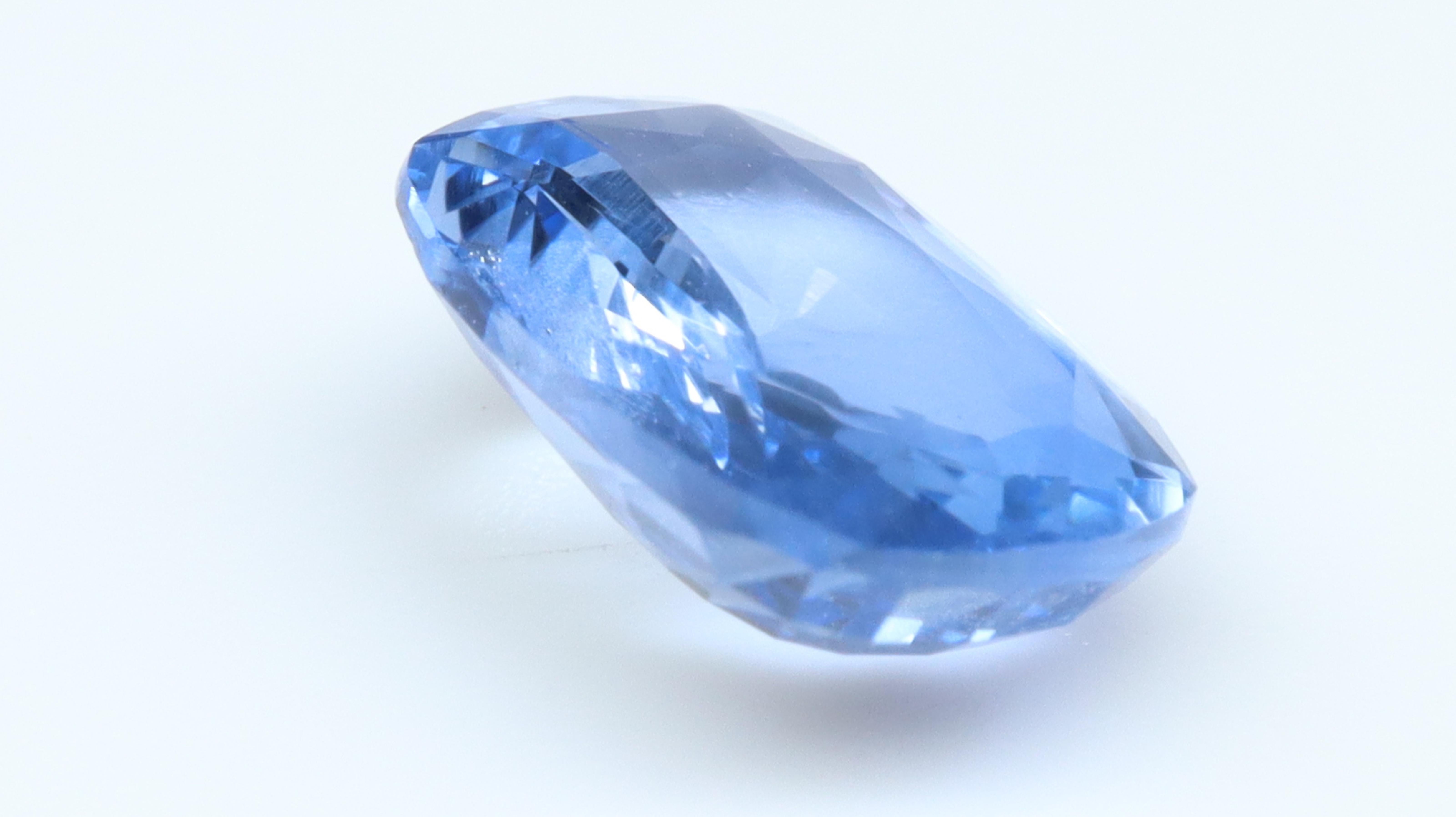 Schöner Stein mit einer hellblauen Farbe mit guter Sättigung und Farbton. Dieser Sapphire wurde keiner Behandlung unterzogen.

Saphire sind wie Rubine eine Variante der Mineralart Korund, die aus Aluminium und Sauerstoff besteht. Er ist ein