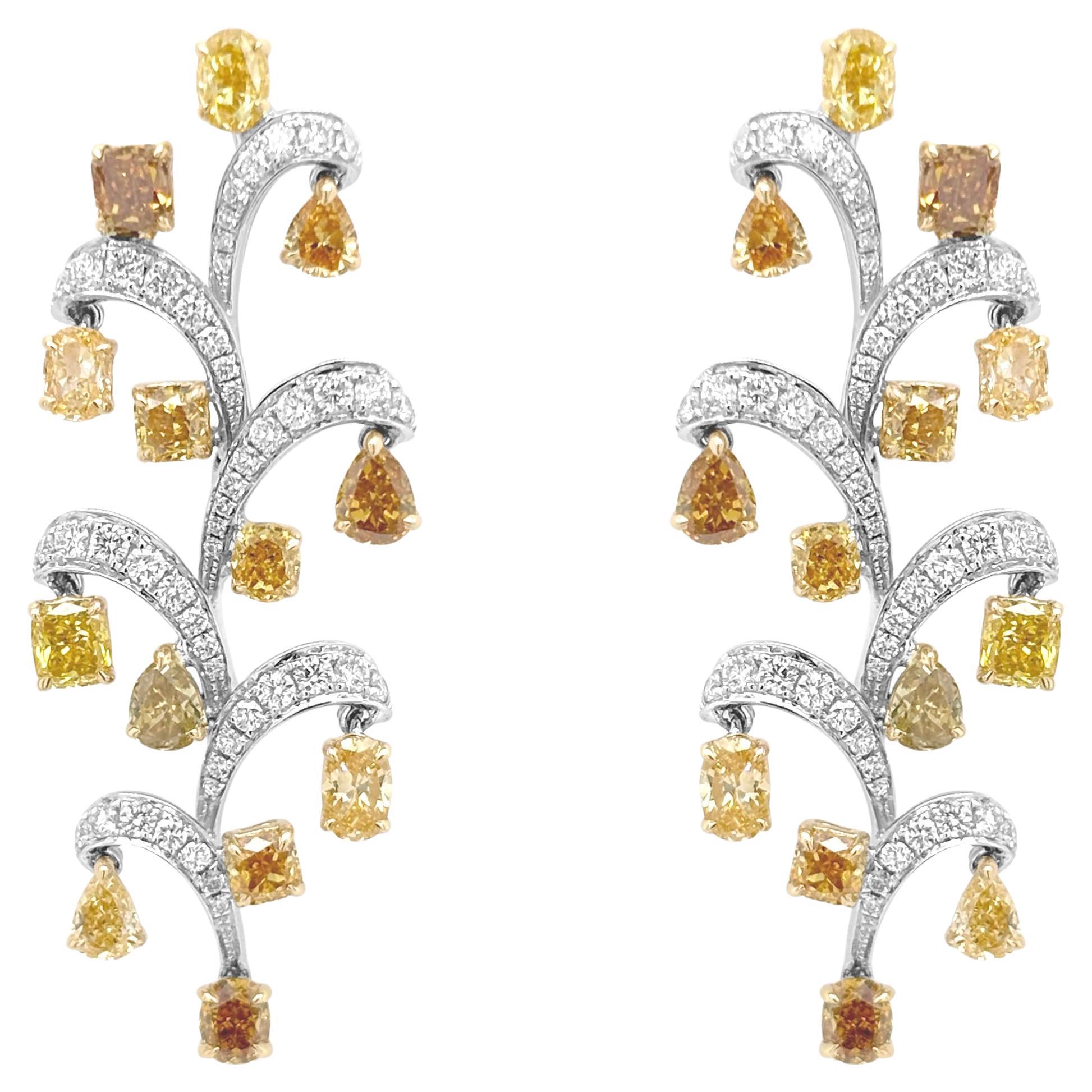 Boucles d
oreilles pendantes certifiées avec diamants de couleur fantaisie Diamants blancs en or 18K