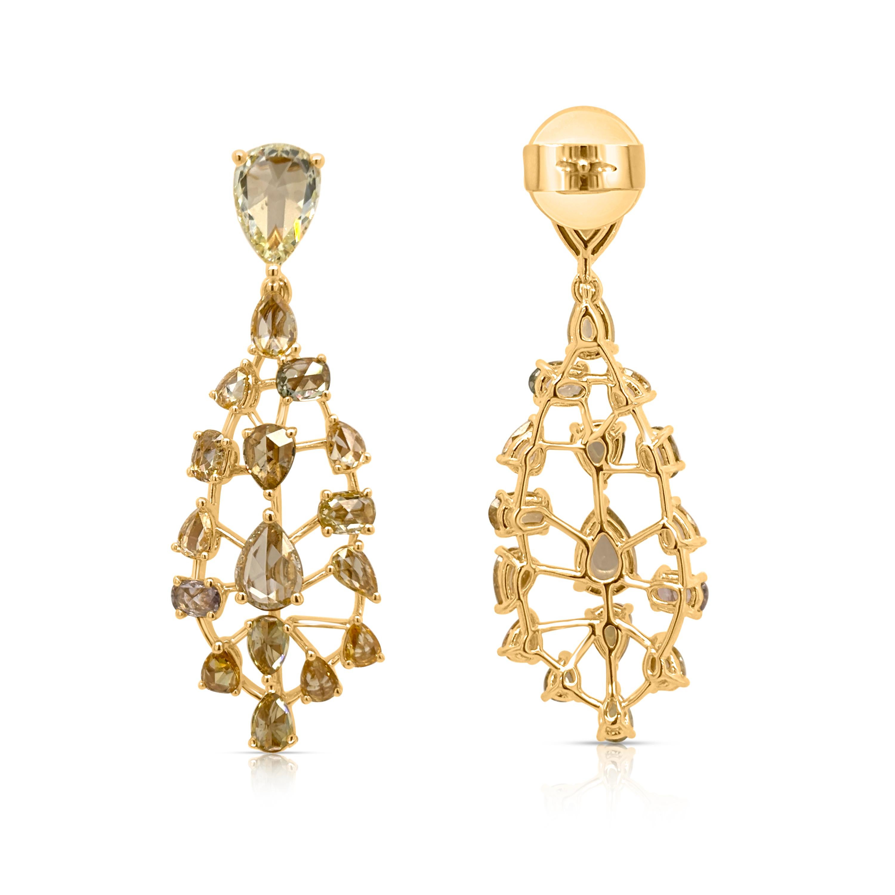 Diese Ohrhänger zeigen exquisite Diamanten im natürlichen Rosenschliff in ausgefallenen Farben, von denen jeder zart arrangiert ist, um ein strahlendes Spiel aus Licht und Farbe zu erzeugen. Sie sind aus 18-karätigem Gold gefertigt und verbinden