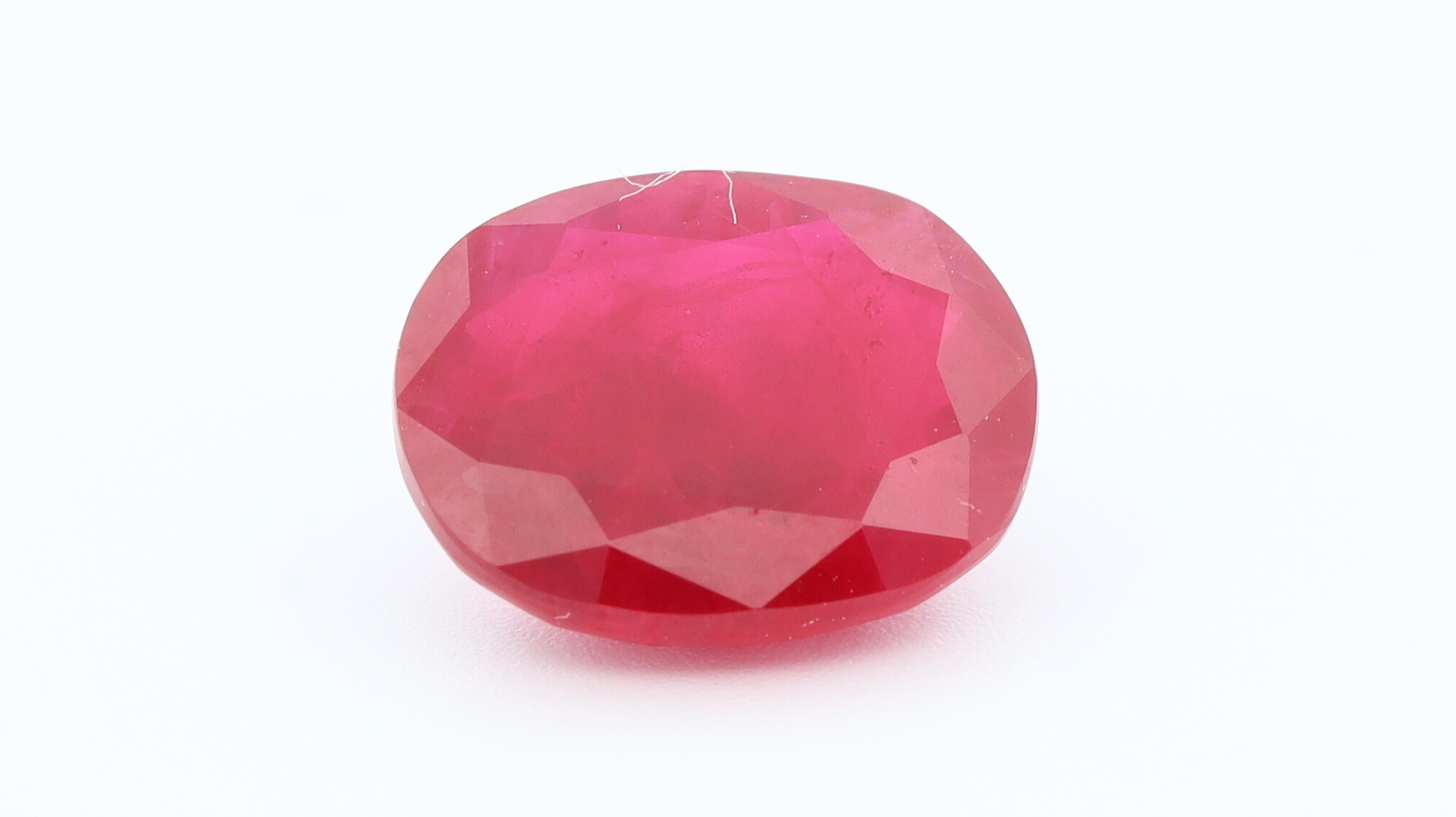 Le rubis est la variété rouge du minéral corindon, composé d'aluminium et d'oxygène (Al2O3), et c'est la présence de chrome qui donne à cette pierre la couleur rouge tant désirée. 
Sa présence peut également provoquer une fluorescence naturelle, ce