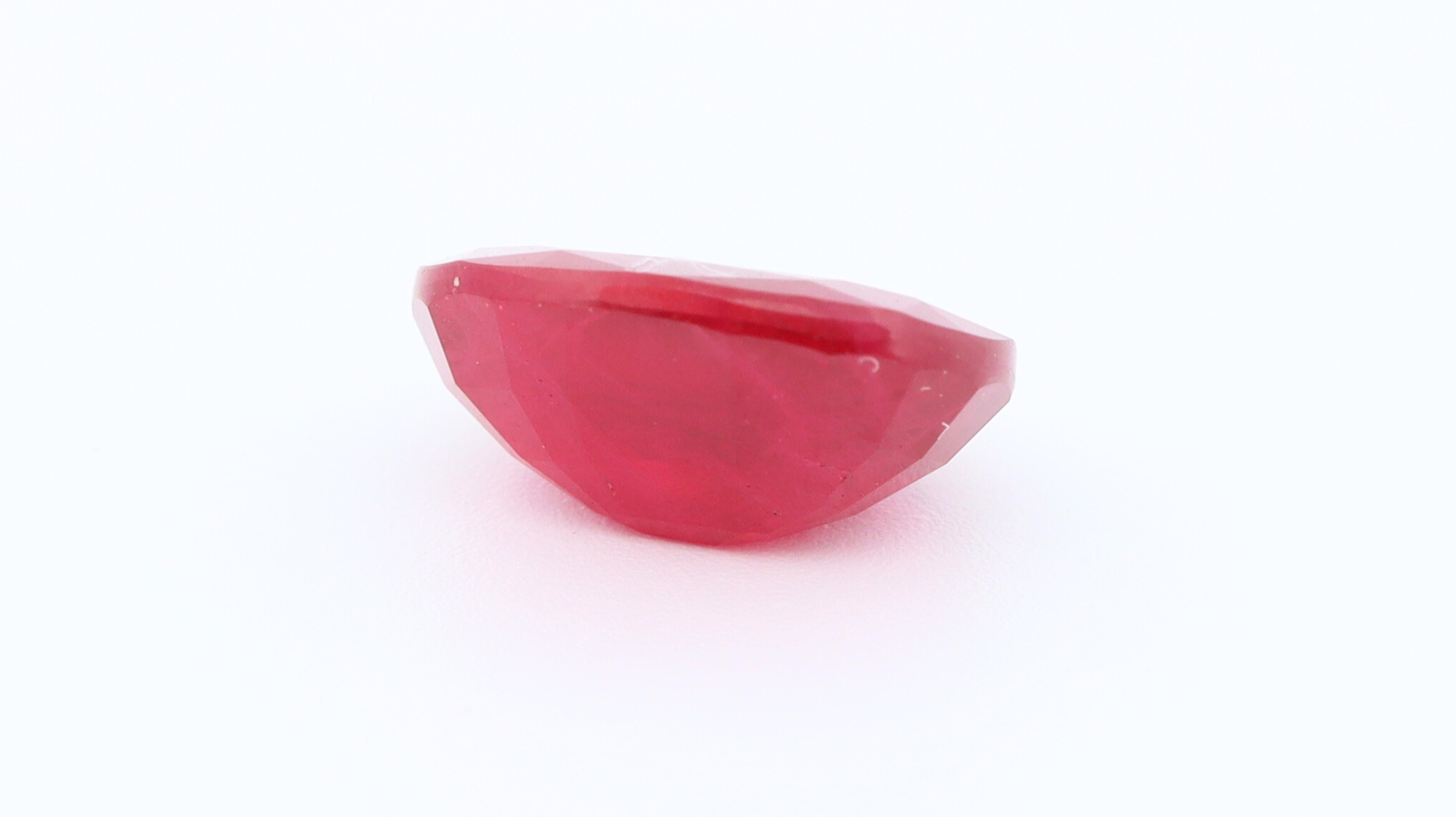 Rubis rouge profond certifié - 1,71 carat en vente 2