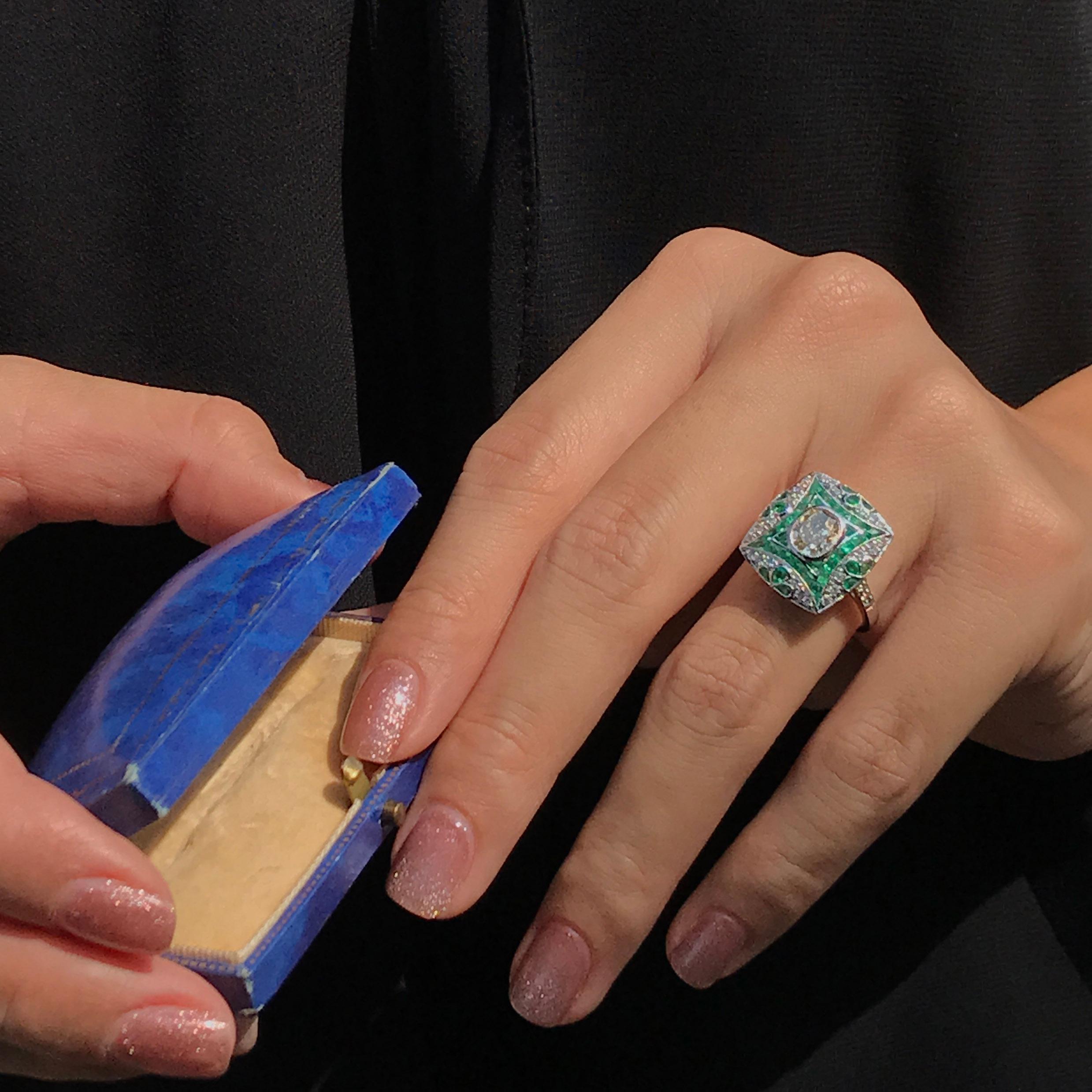 Zertifizierter Diamant- und Smaragd-Verlobungsring im Art-déco-Stil aus 18 Karat Weißgold (Art déco) im Angebot