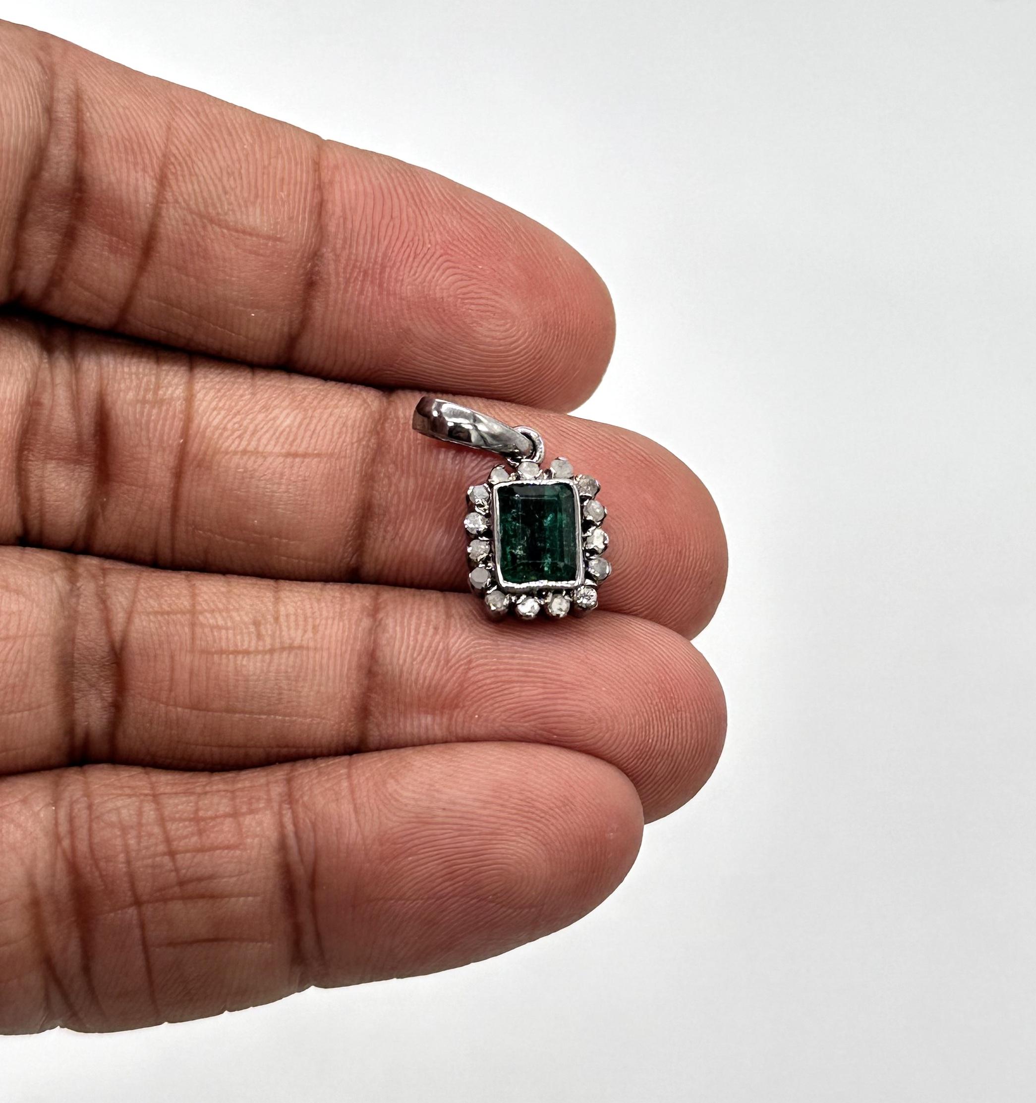 Vintage Natural Diamond Emerald Pendant Hallmark Sterling Silver In New Condition For Sale In Delhi, DL