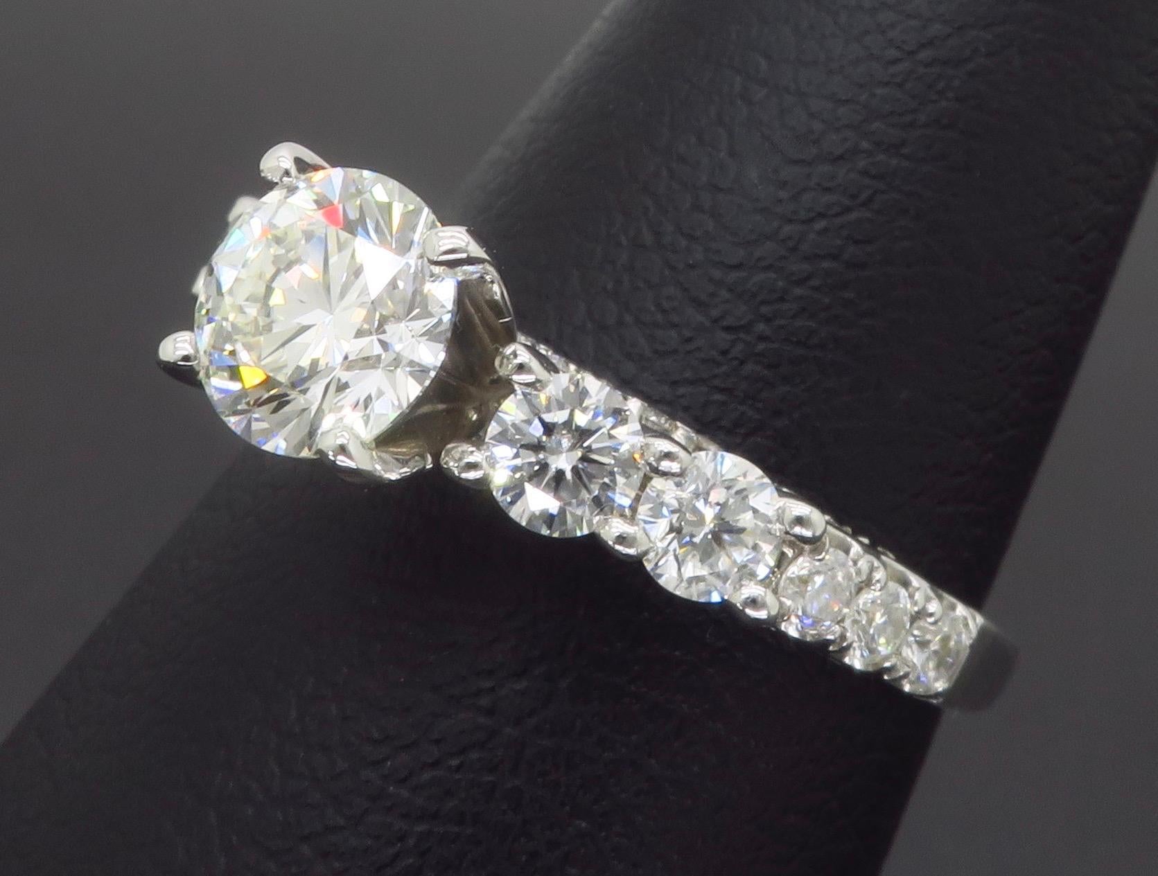 Zertifizierter Verlobungsring mit verkrustetem Diamant (Rundschliff) im Angebot