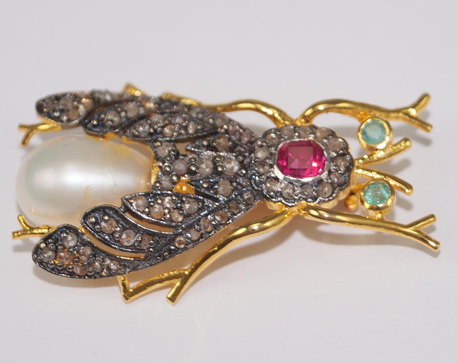 Vintage style Rose cut Diamond Sterling silver ruby emerald Pearl Bee Brooch pin In New Condition For Sale In Delhi, DL
