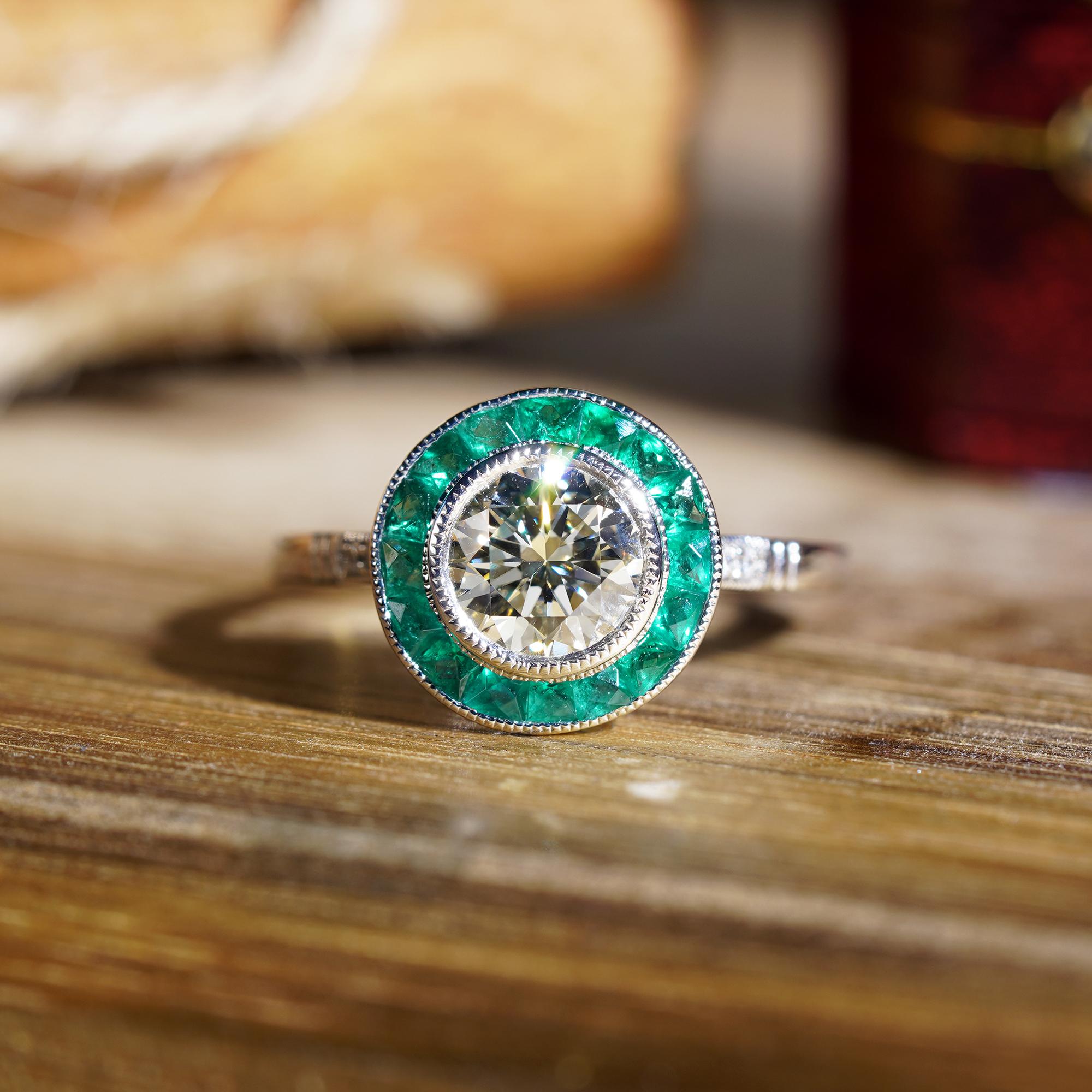 Zertifizierter Diamant & Grüner Smaragd Fancy Art Deco Stil Halo Set Platin Ring im Angebot 1