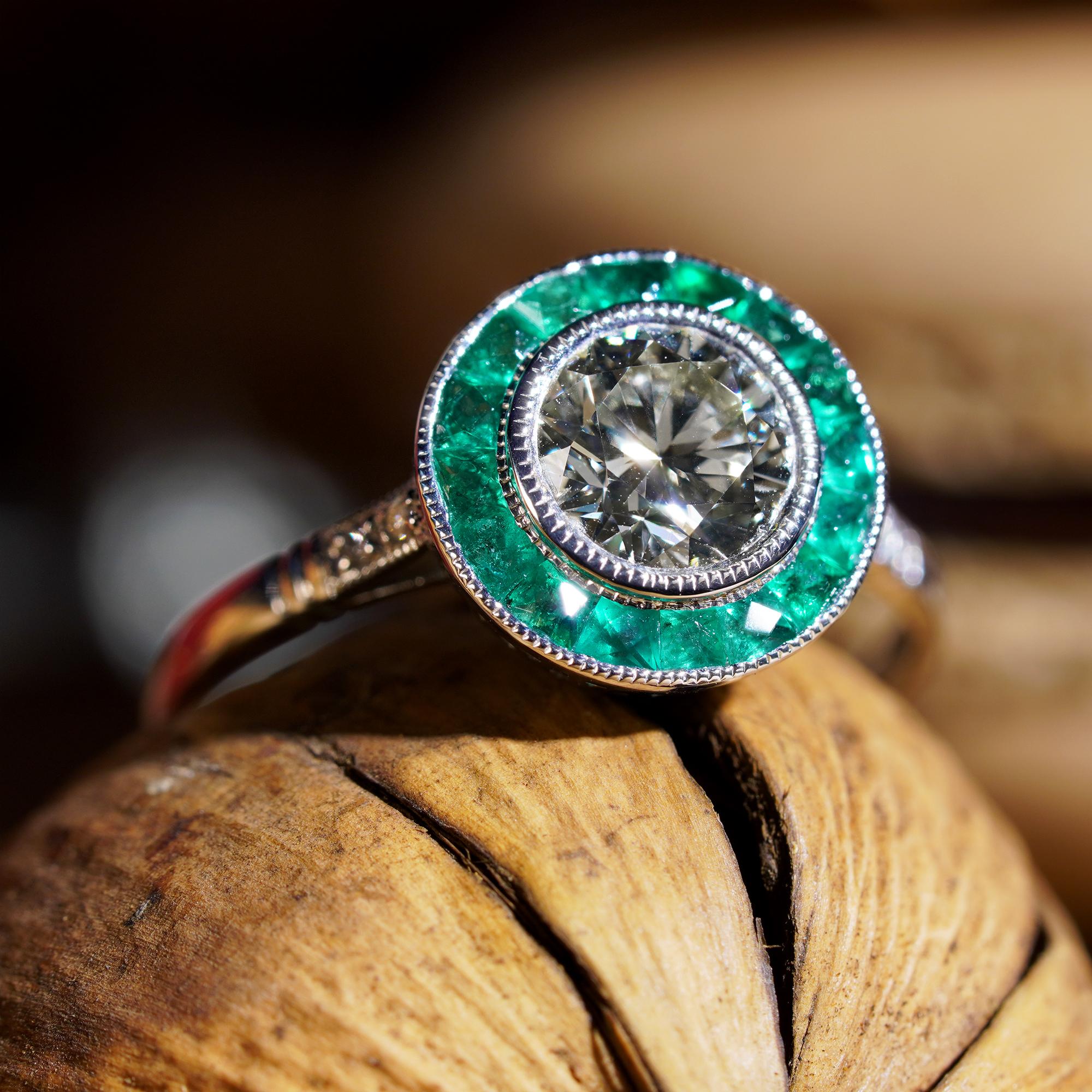 Zertifizierter Diamant & Grüner Smaragd Fancy Art Deco Stil Halo Set Platin Ring im Angebot 2