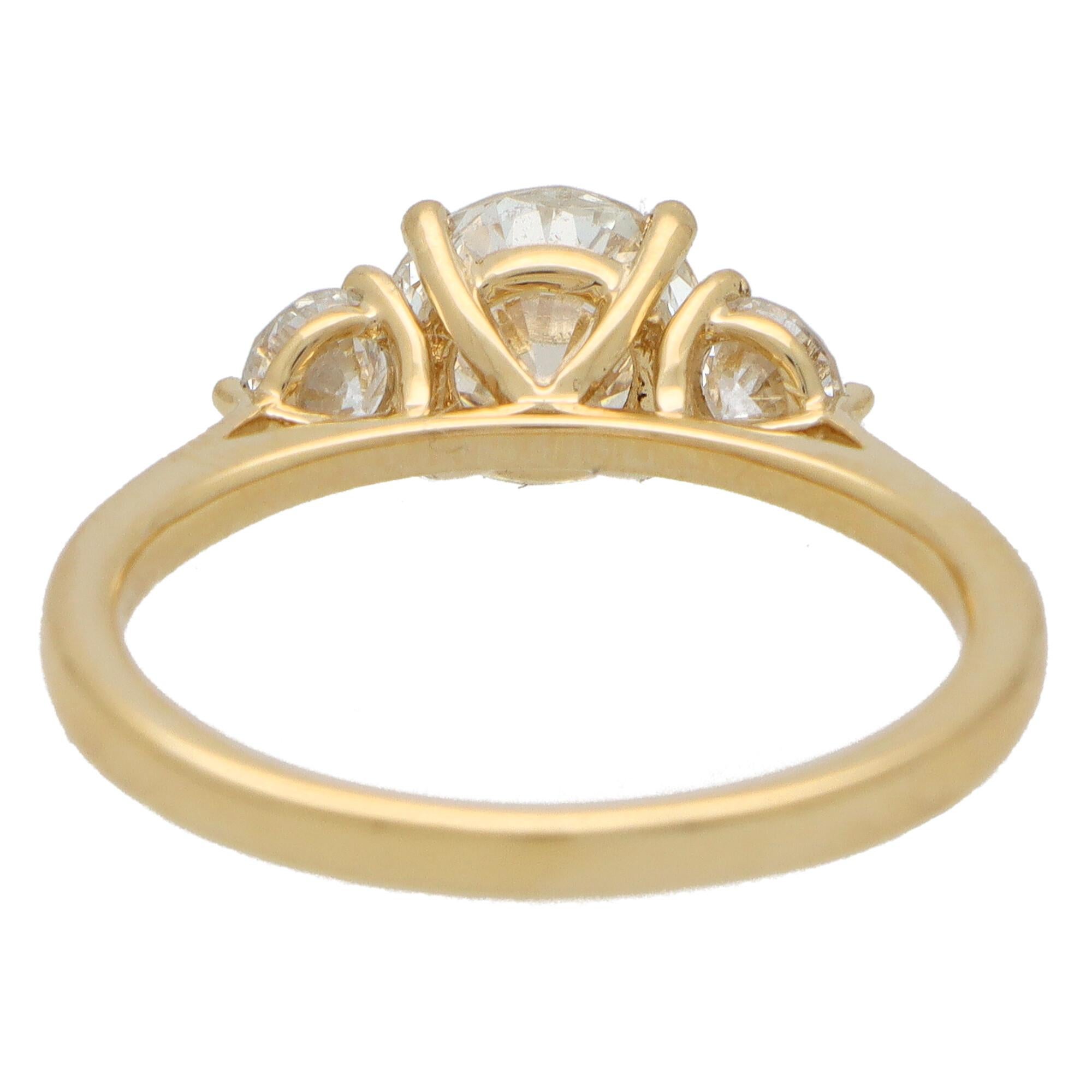 Certified Diamond Three Stone Ring Set in 18k Yellow Gold  In Good Condition For Sale In London, GB