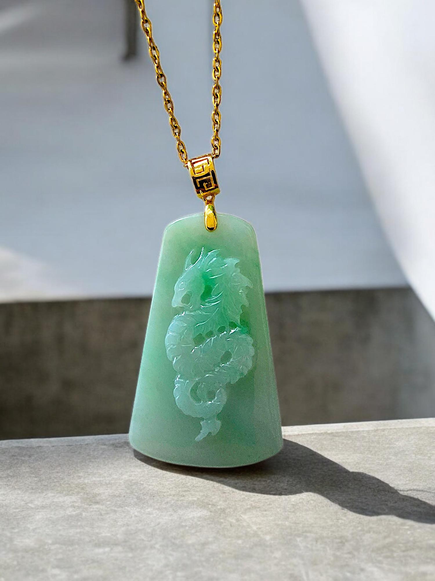 Pendentif en jade vert de Birmanie avec dragon certifié et or jaune 18 carats en vente 6