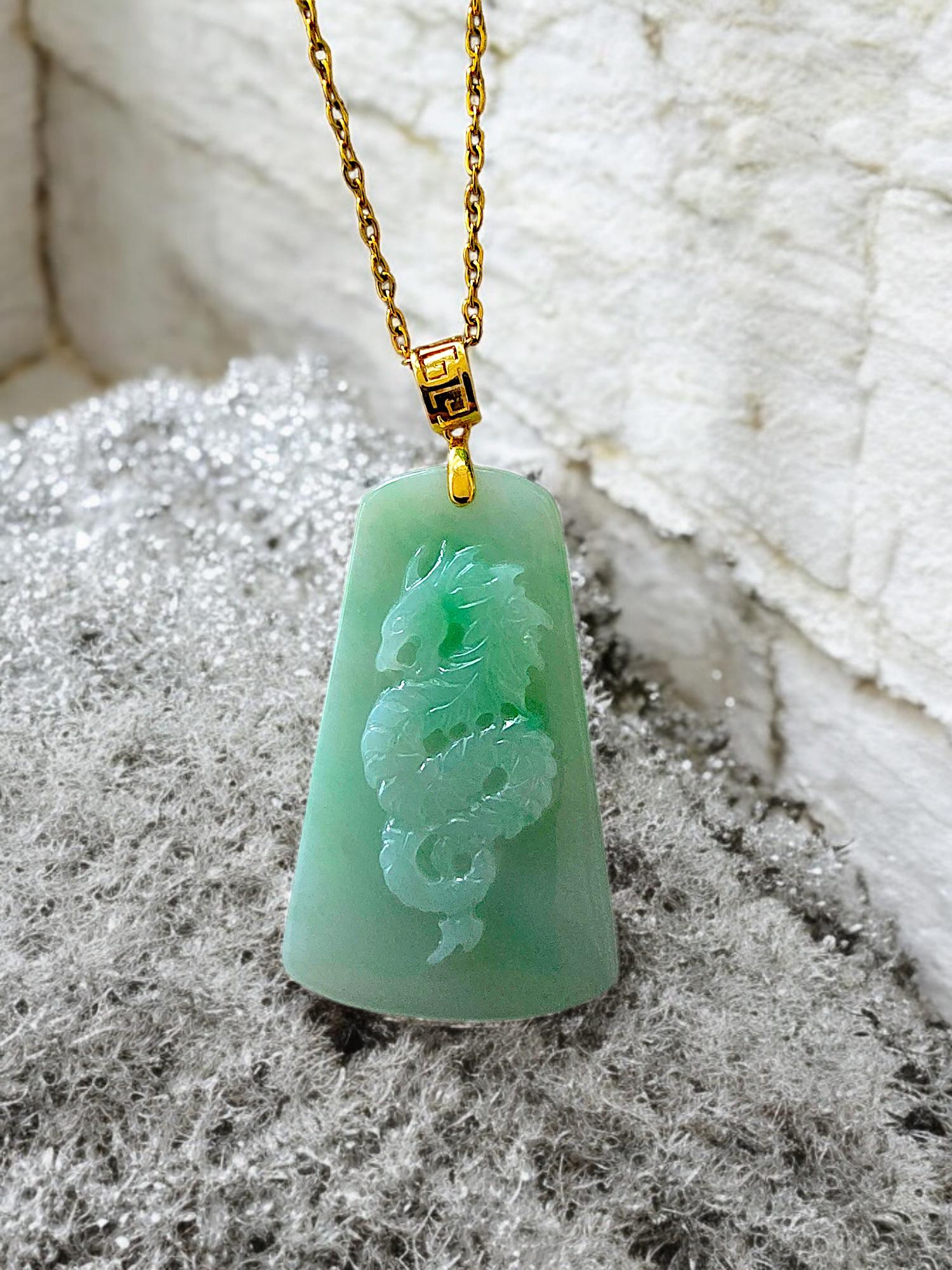 Pendentif en jade vert de Birmanie avec dragon certifié et or jaune 18 carats en vente 7