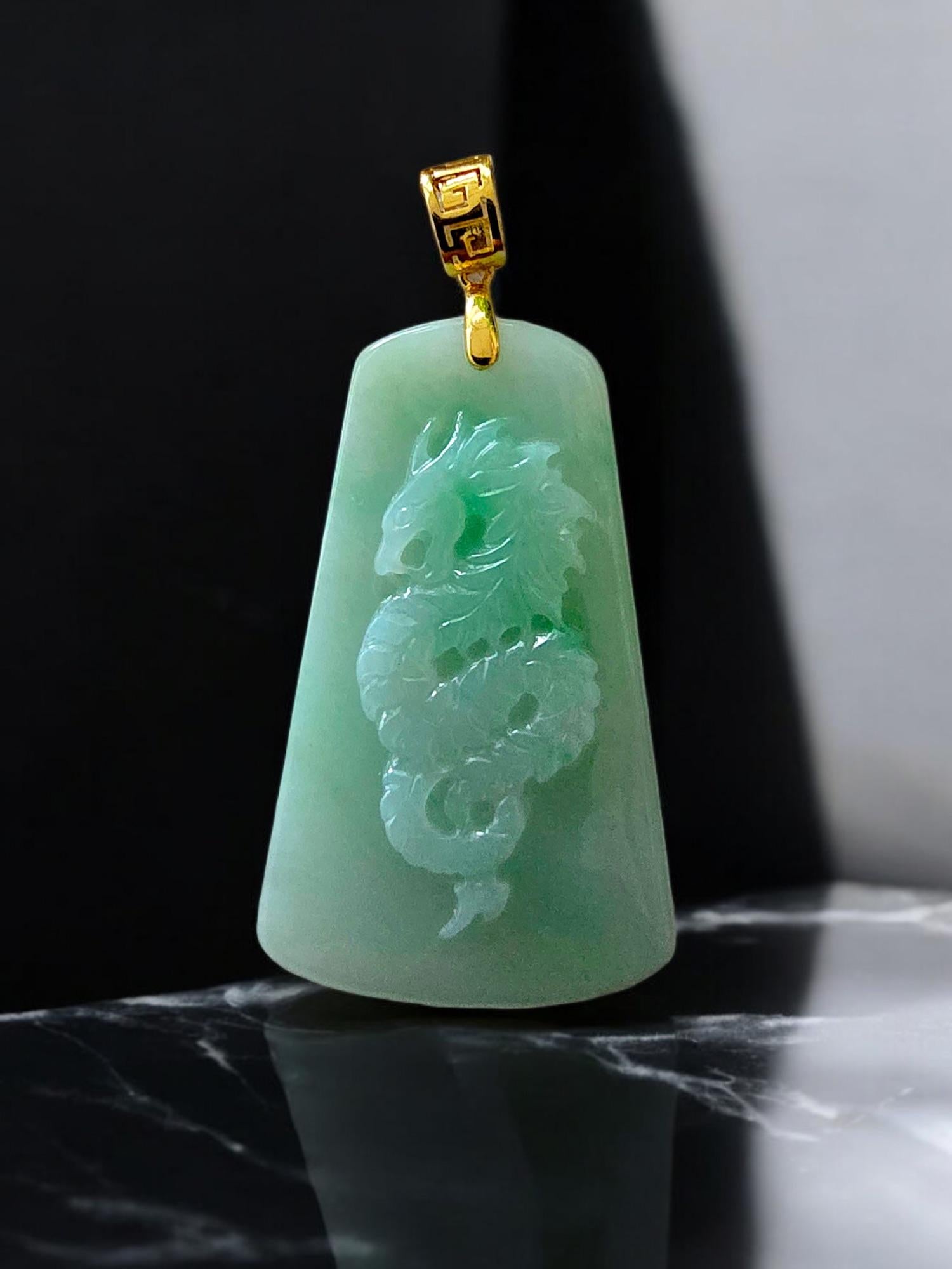 Pendentif en or jaune 18K en jade A-jadéite birmane sculptée par un dragon certifié

Inspirés par les sanctuaires du dragon de Gifu, nous créons une sculpture unique d'un dragon vertical. Nous terminons l'histoire avec notre fermoir signature en or