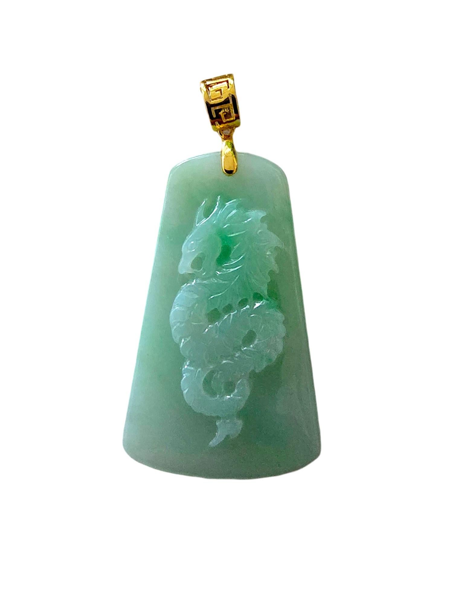Non taillé Pendentif en jade vert de Birmanie avec dragon certifié et or jaune 18 carats en vente