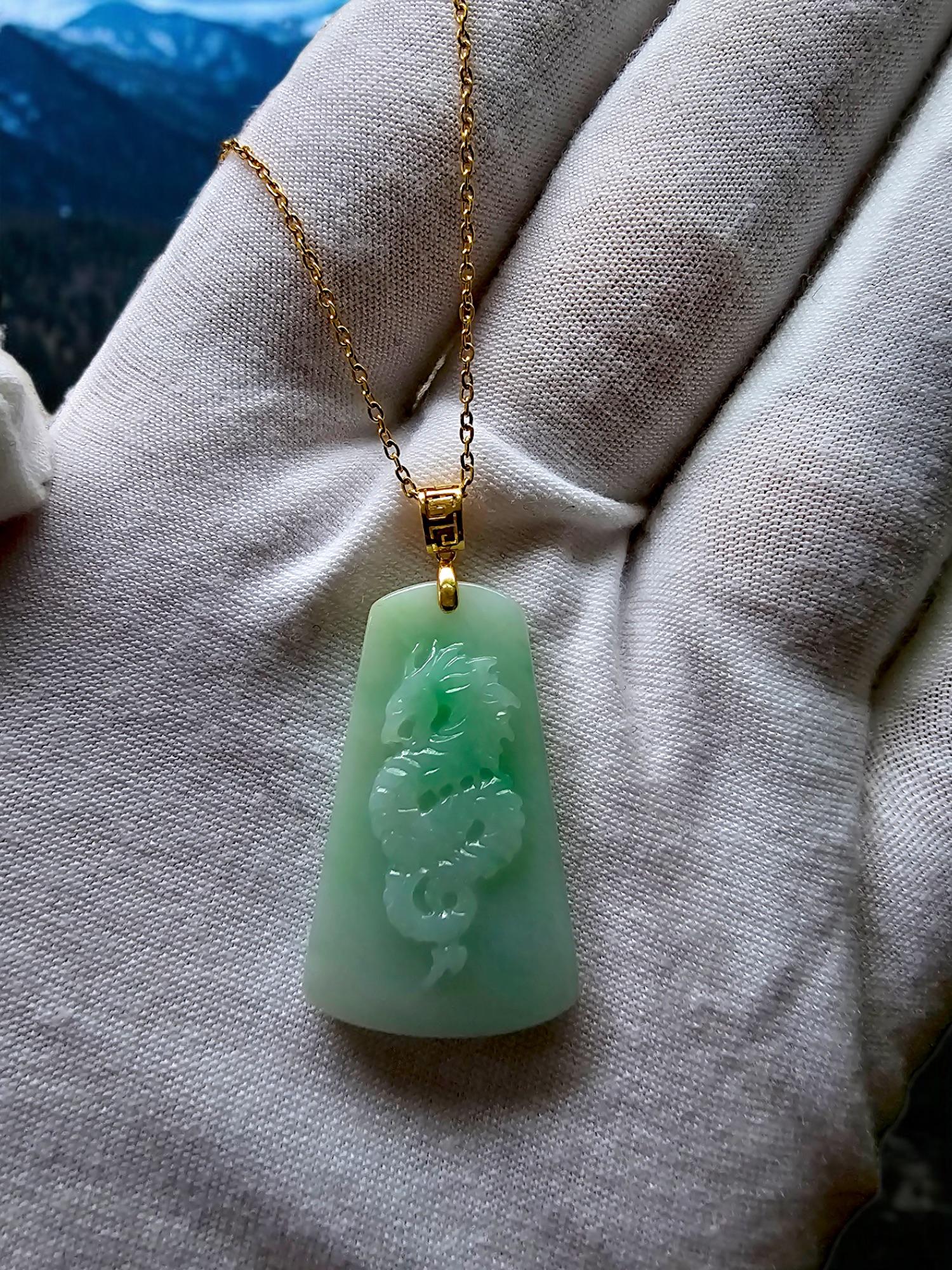 Pendentif en jade vert de Birmanie avec dragon certifié et or jaune 18 carats Neuf - En vente à Kowloon, HK