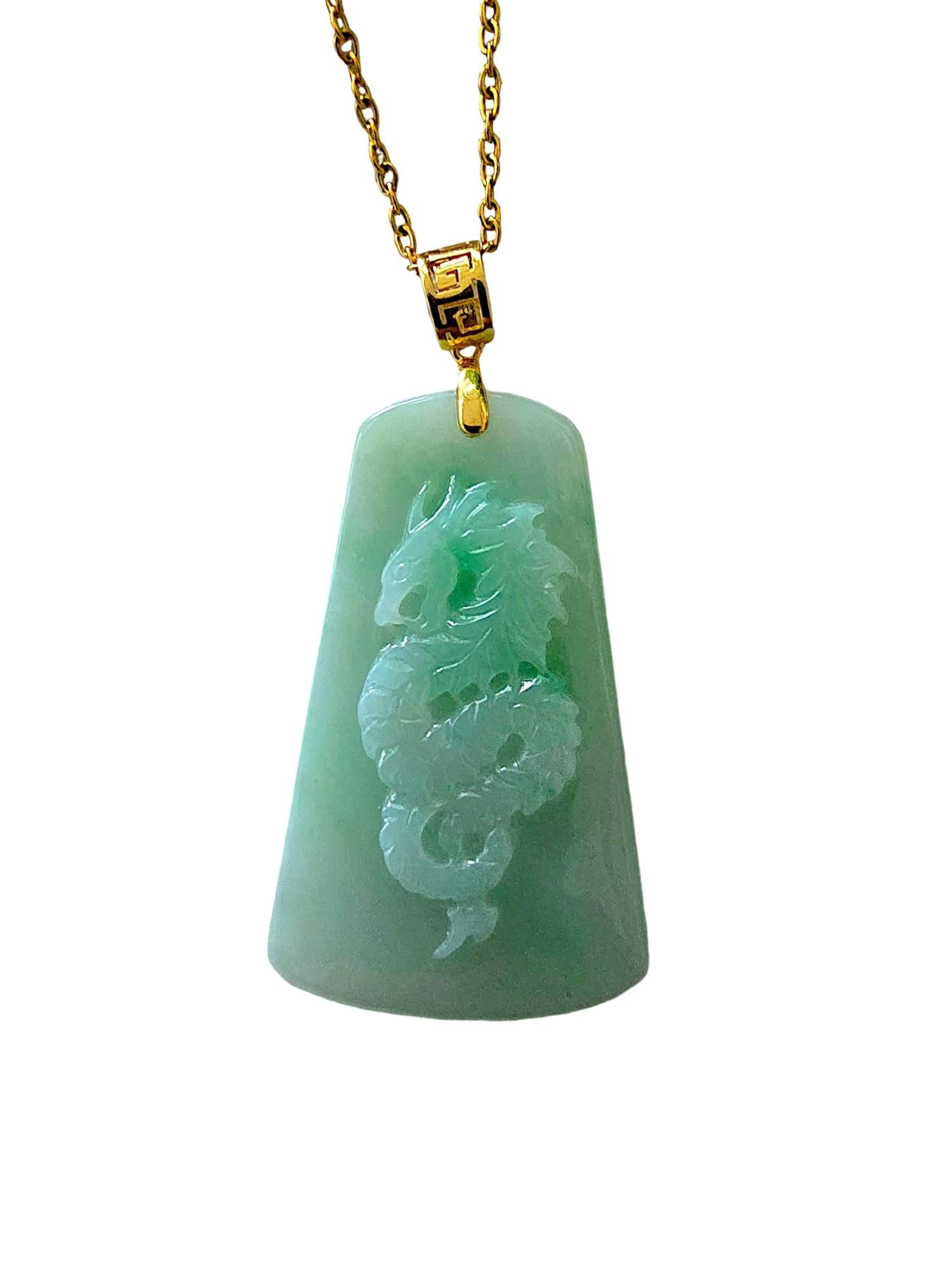 Pendentif en jade vert de Birmanie avec dragon certifié et or jaune 18 carats en vente 1