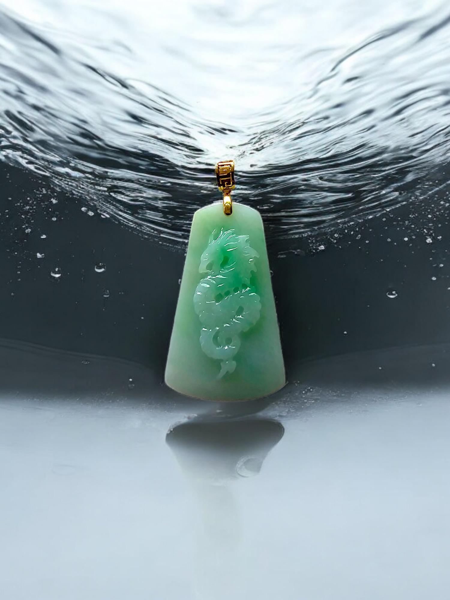Pendentif en jade vert de Birmanie avec dragon certifié et or jaune 18 carats en vente 2