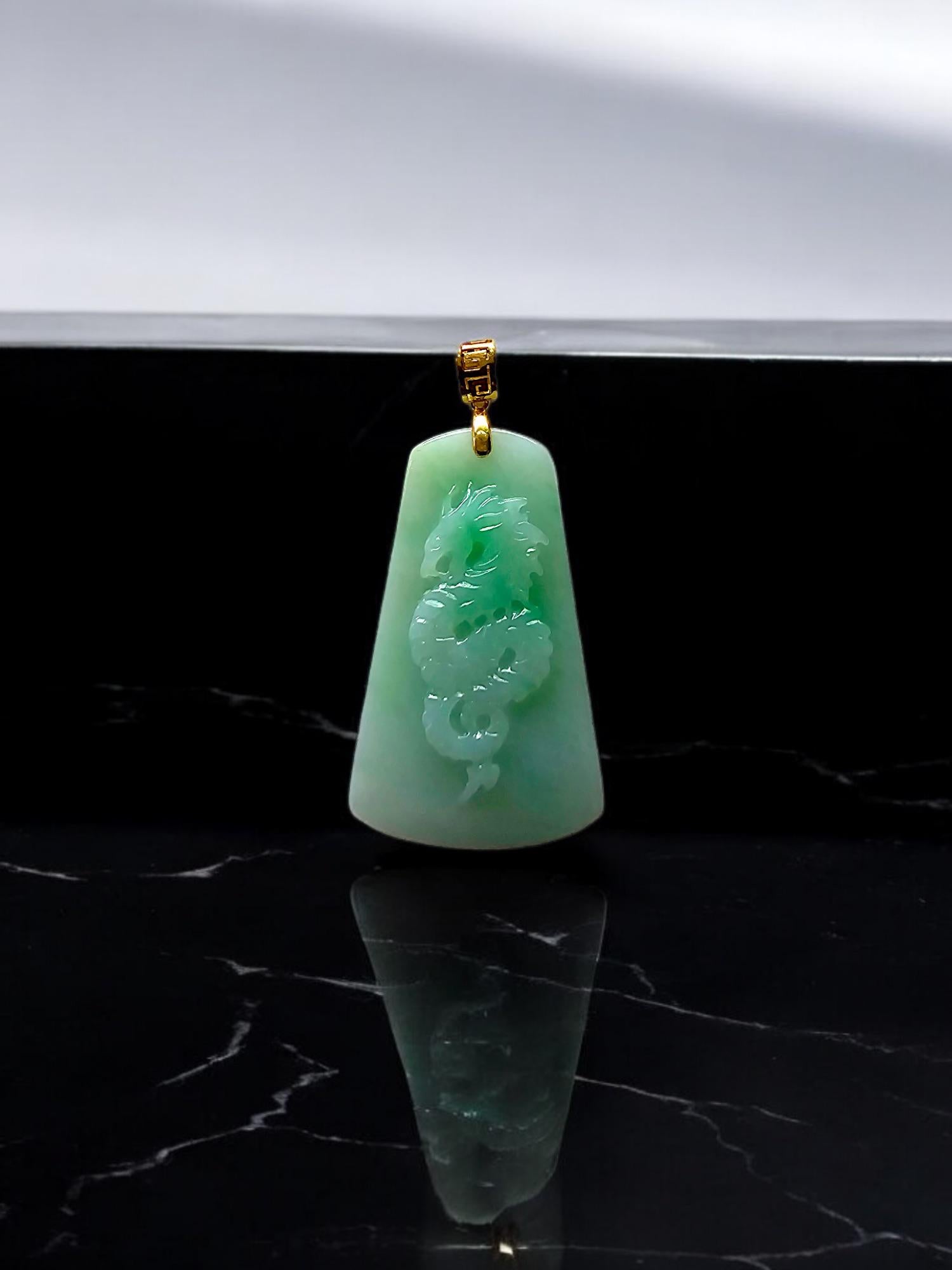 Pendentif en jade vert de Birmanie avec dragon certifié et or jaune 18 carats en vente 3