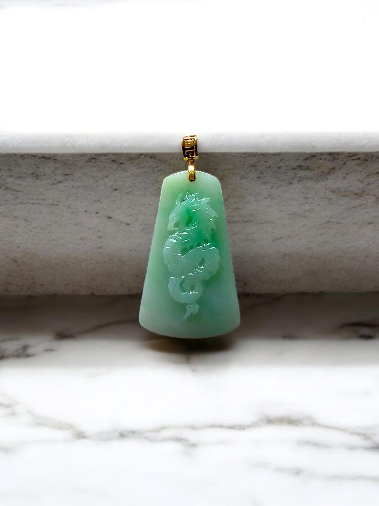 Pendentif en jade vert de Birmanie avec dragon certifié et or jaune 18 carats en vente 4