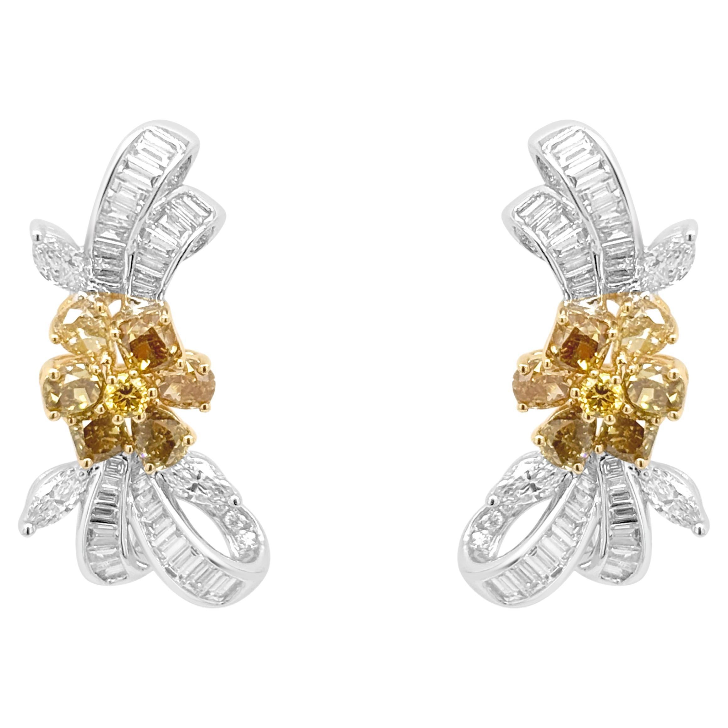 Boucles d
oreilles certifiées avec diamants de couleur fantaisie Diamants blancs en or 18K