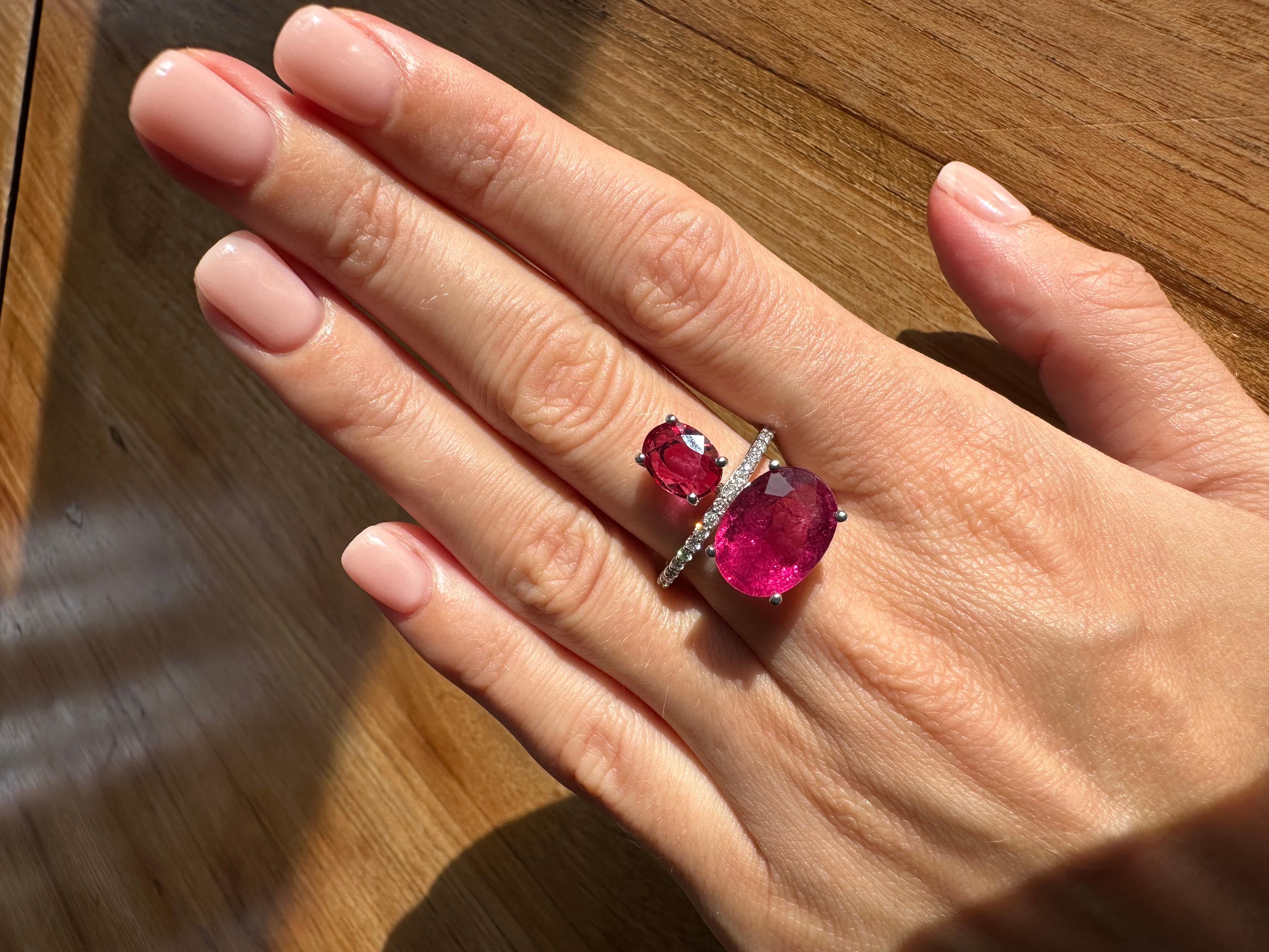 Anello certificato Eleg in oro bianco 18 carati con rubino, rubelite e diamante a doppia pietra in vendita 4