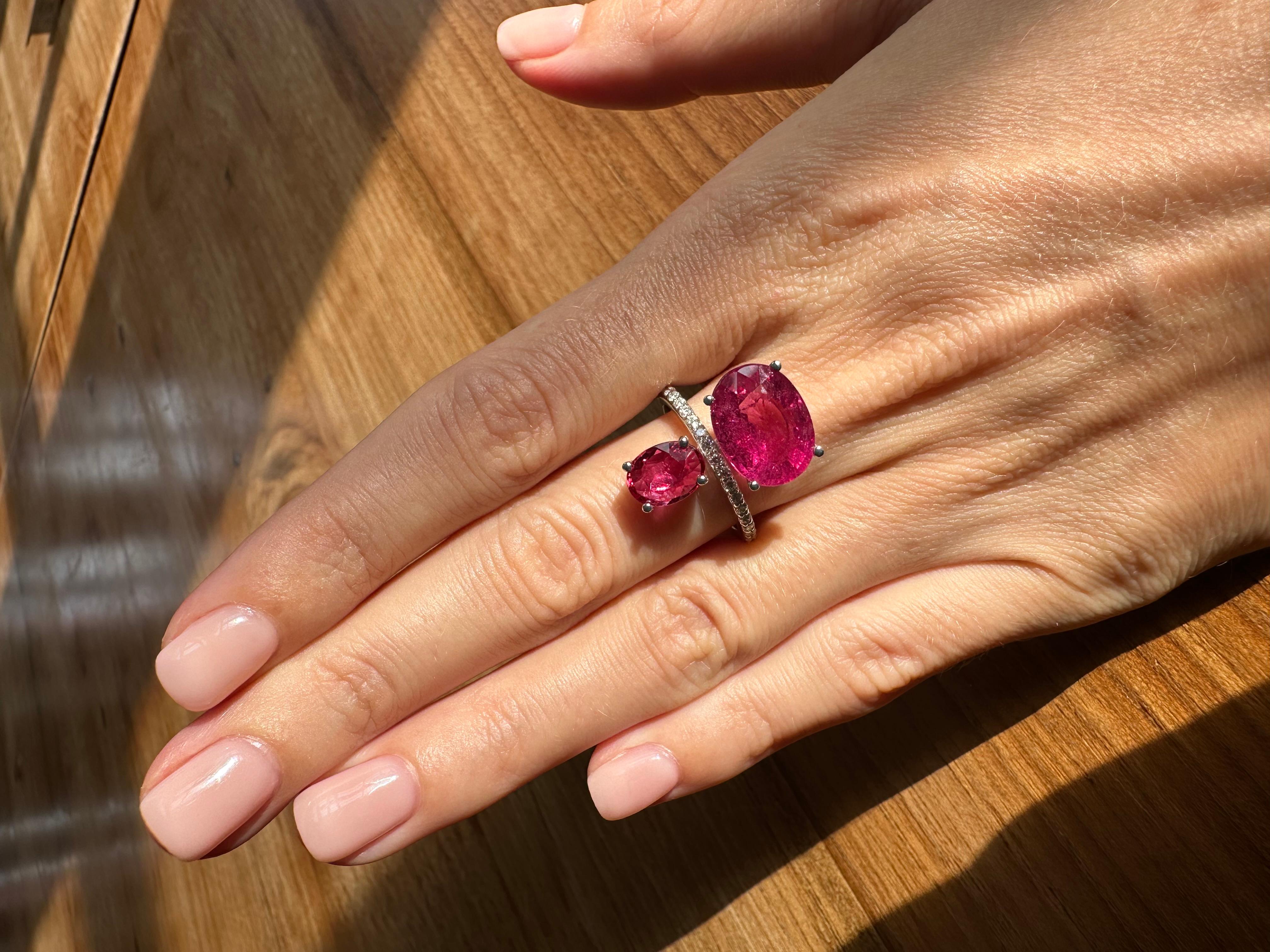 Anello certificato Eleg in oro bianco 18 carati con rubino, rubelite e diamante a doppia pietra in vendita 5