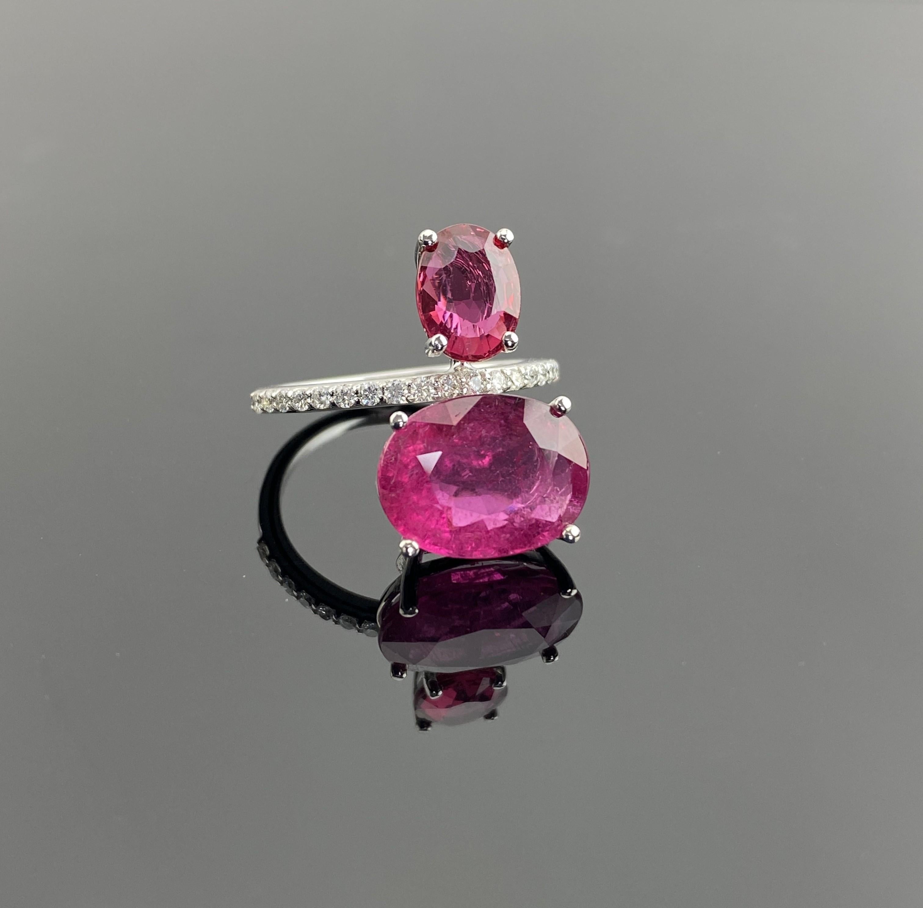 L'anello presenta una rubelite naturale proveniente dal Mozambico, tagliata in forma ovale e di dimensioni pari a 13 x 10 mm con un peso di 5,50 carati. La ricca tonalità rosa-rossa di questo gioiello è completata da un rubino naturale di taglio