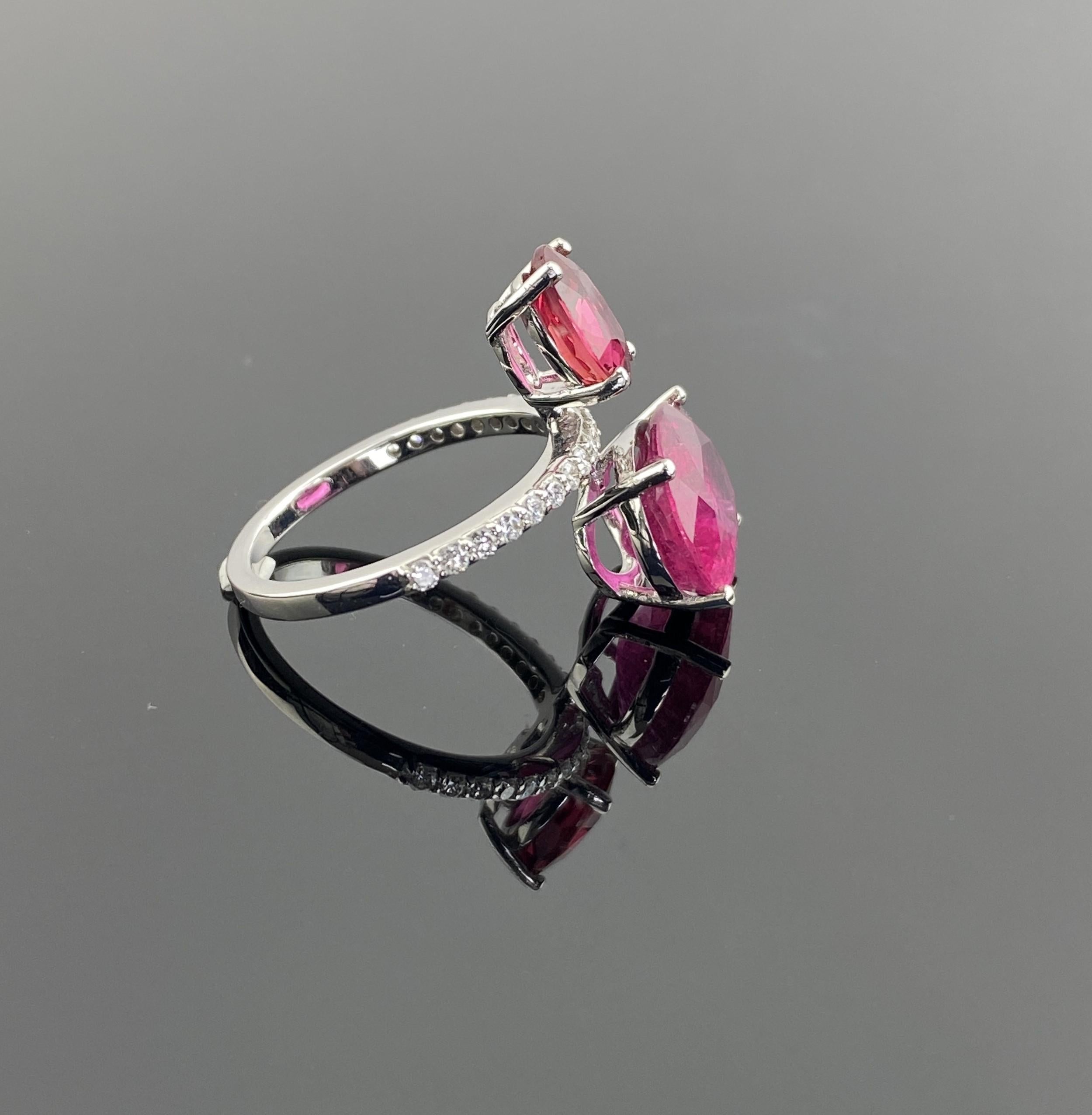 Art Déco Anello certificato Eleg in oro bianco 18 carati con rubino, rubelite e diamante a doppia pietra in vendita