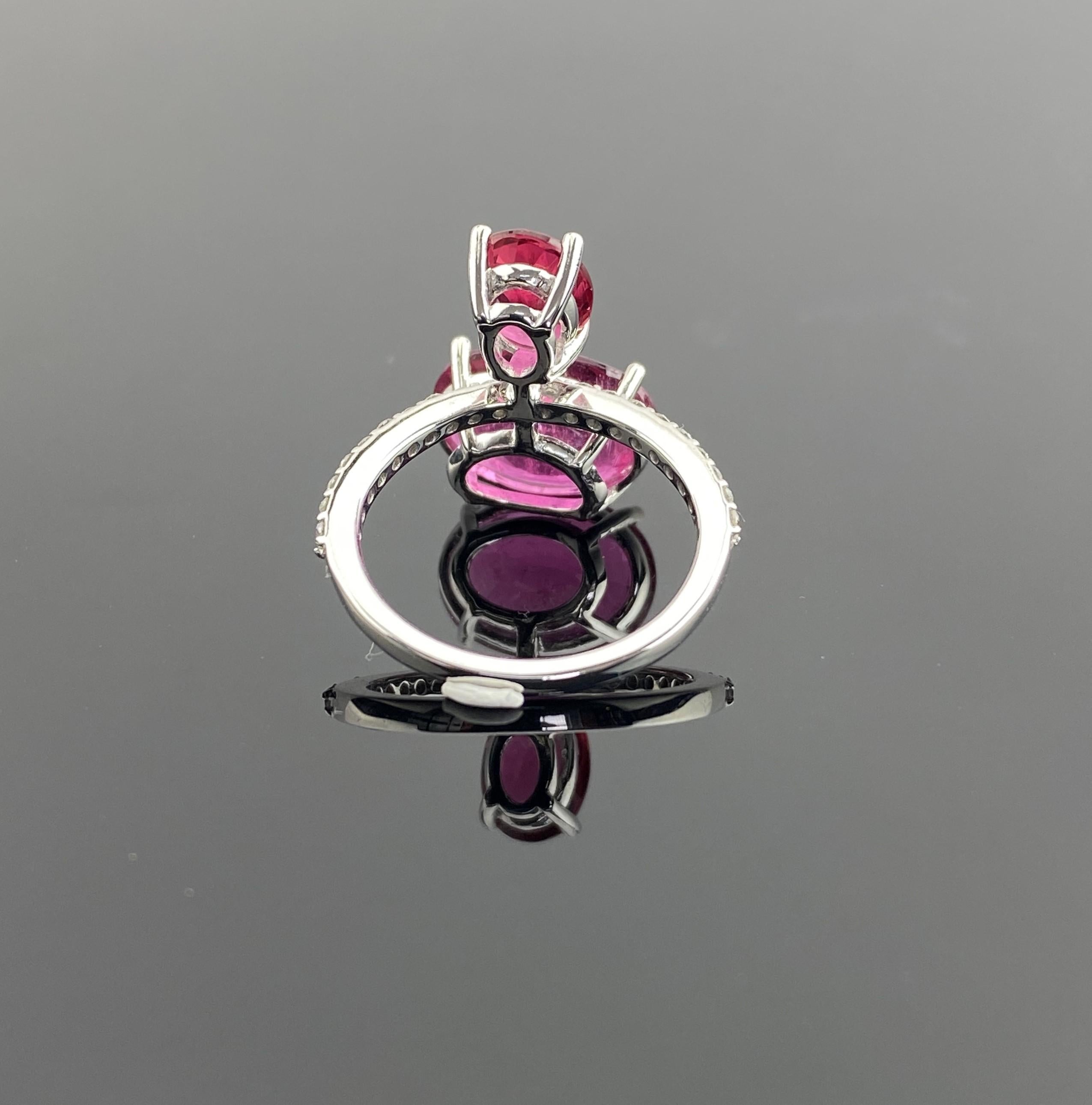 Taglio ovale Anello certificato Eleg in oro bianco 18 carati con rubino, rubelite e diamante a doppia pietra in vendita