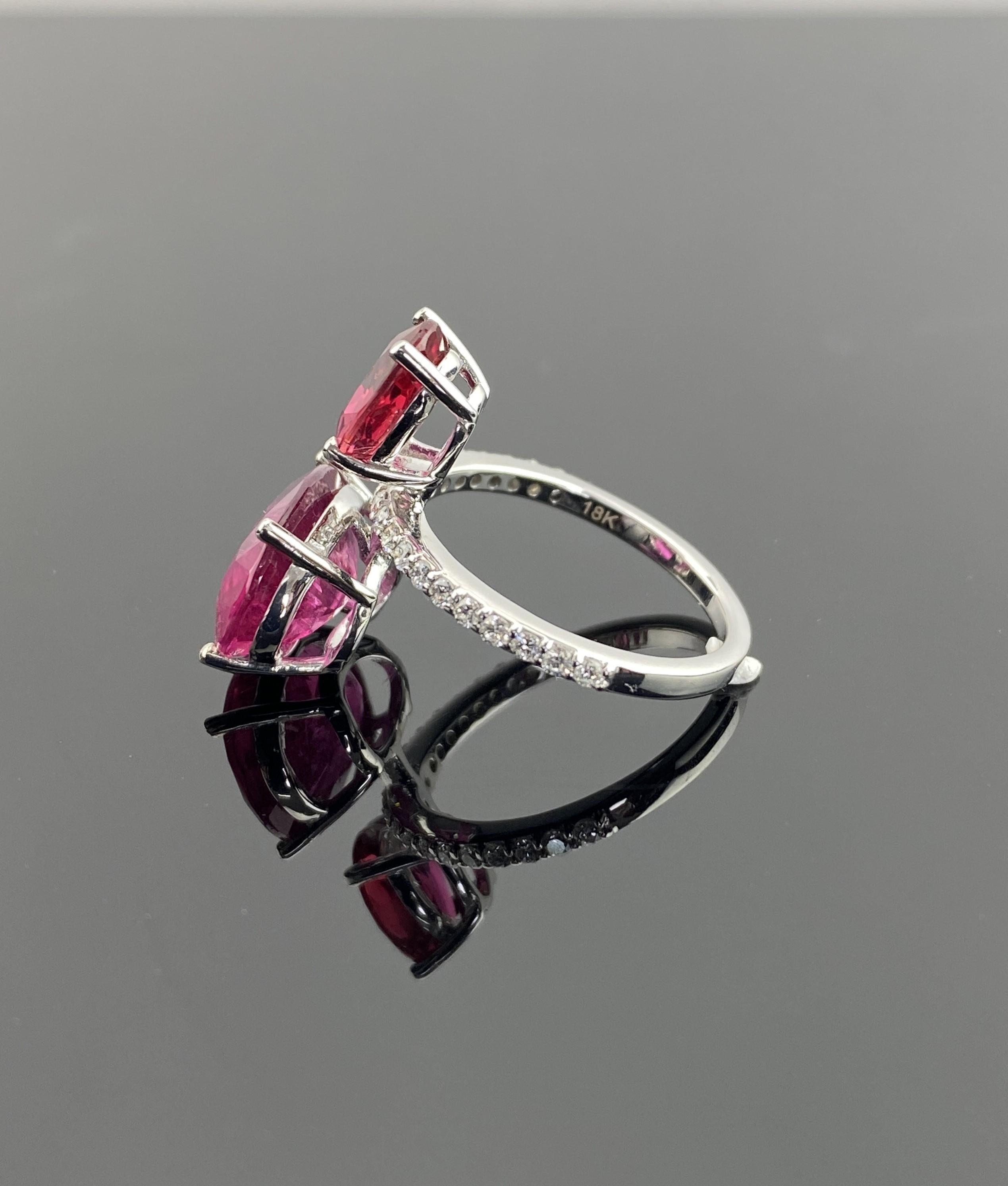 Anello certificato Eleg in oro bianco 18 carati con rubino, rubelite e diamante a doppia pietra In condizioni Nuovo in vendita a Bangkok, Thailand