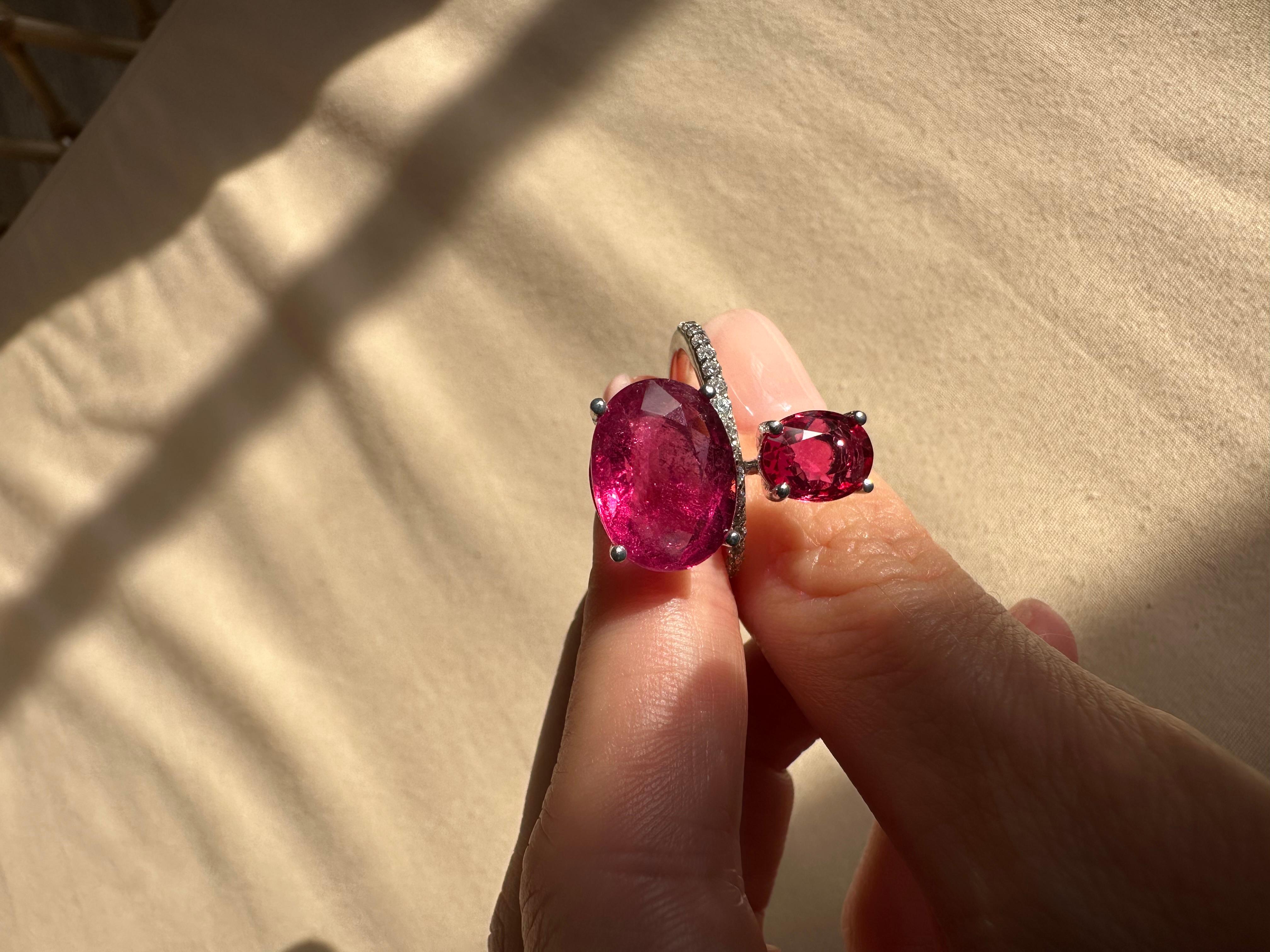 Donna Anello certificato Eleg in oro bianco 18 carati con rubino, rubelite e diamante a doppia pietra in vendita