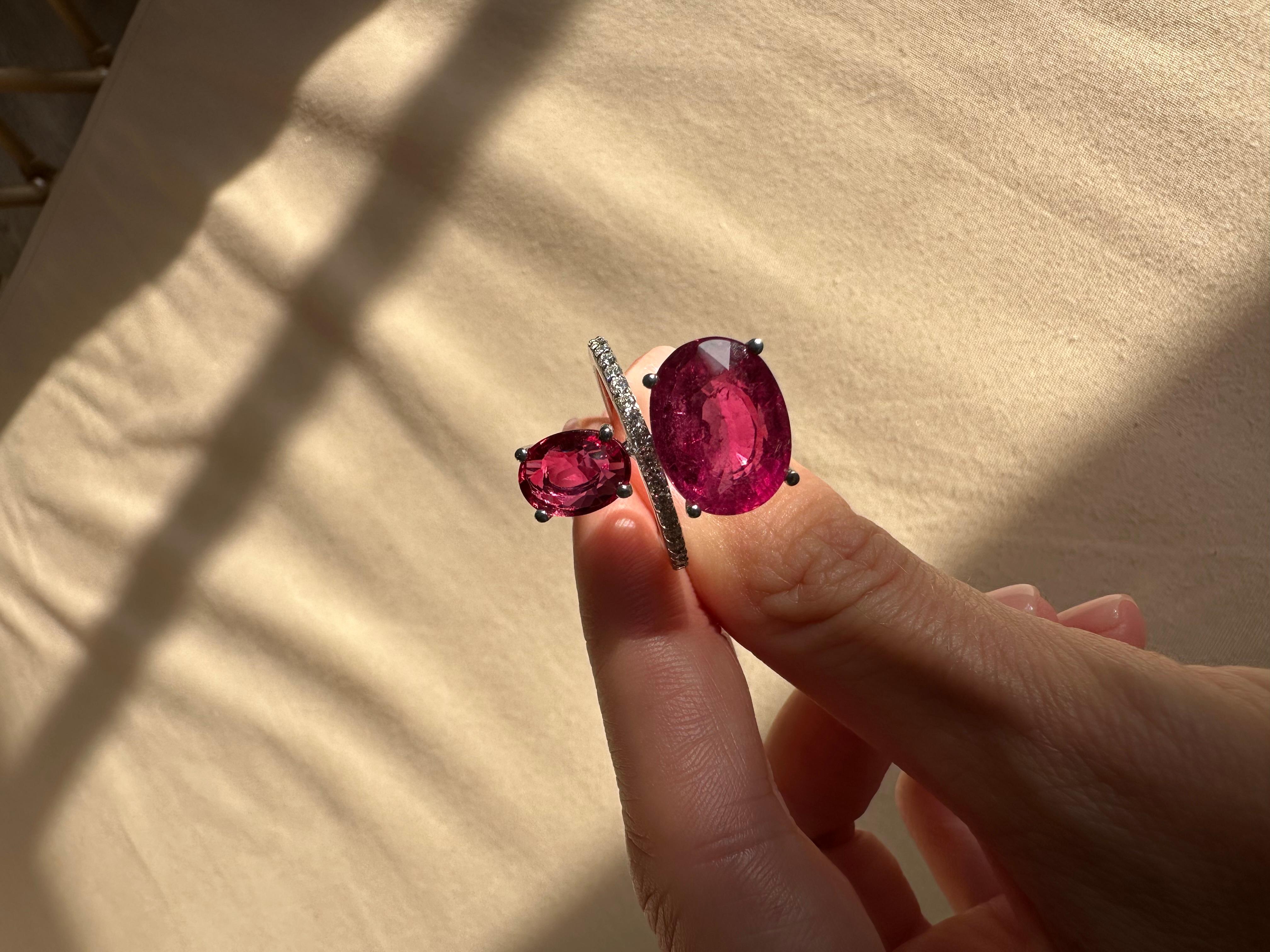 Anello certificato Eleg in oro bianco 18 carati con rubino, rubelite e diamante a doppia pietra in vendita 1