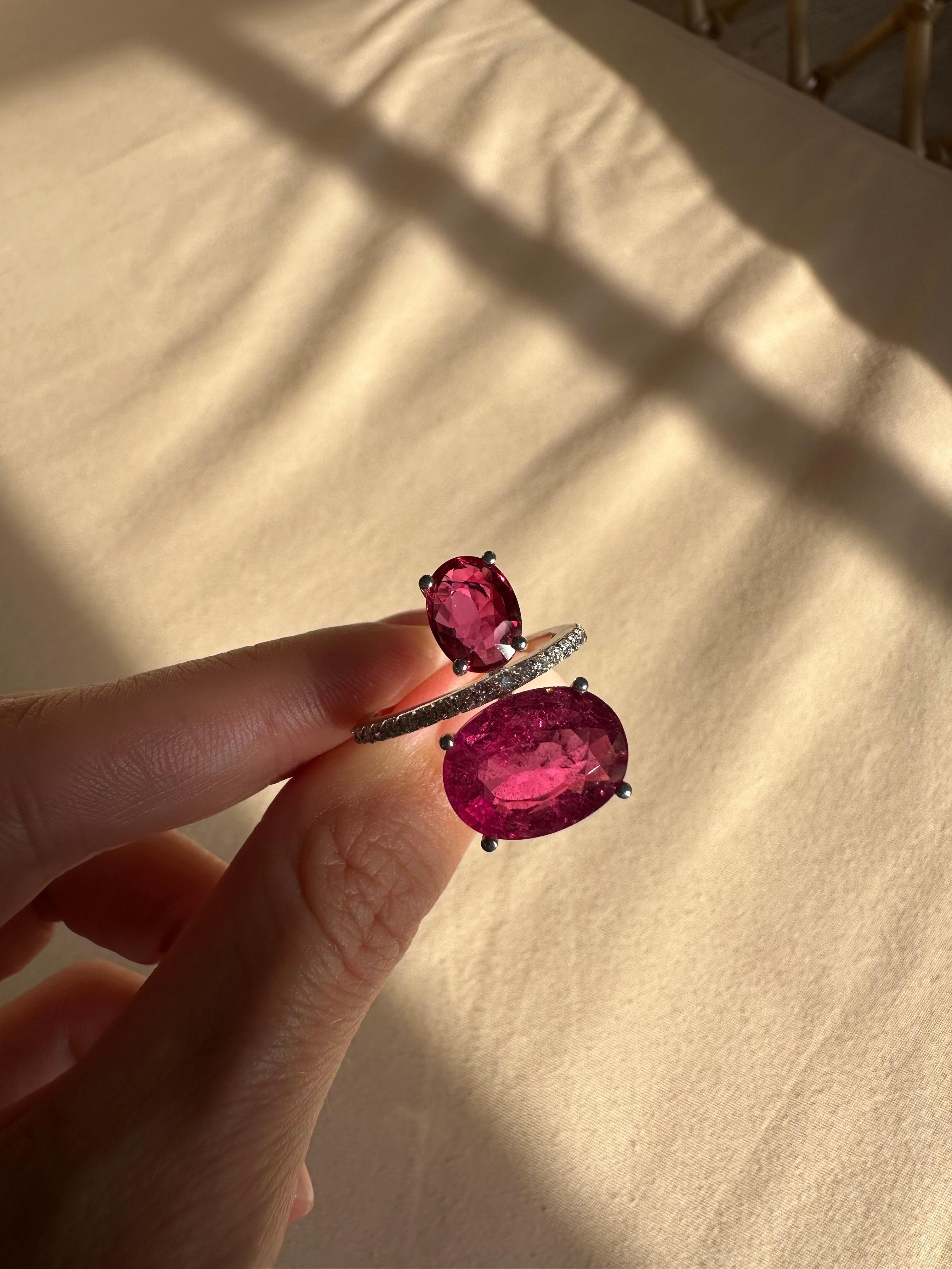 Anello certificato Eleg in oro bianco 18 carati con rubino, rubelite e diamante a doppia pietra in vendita 2