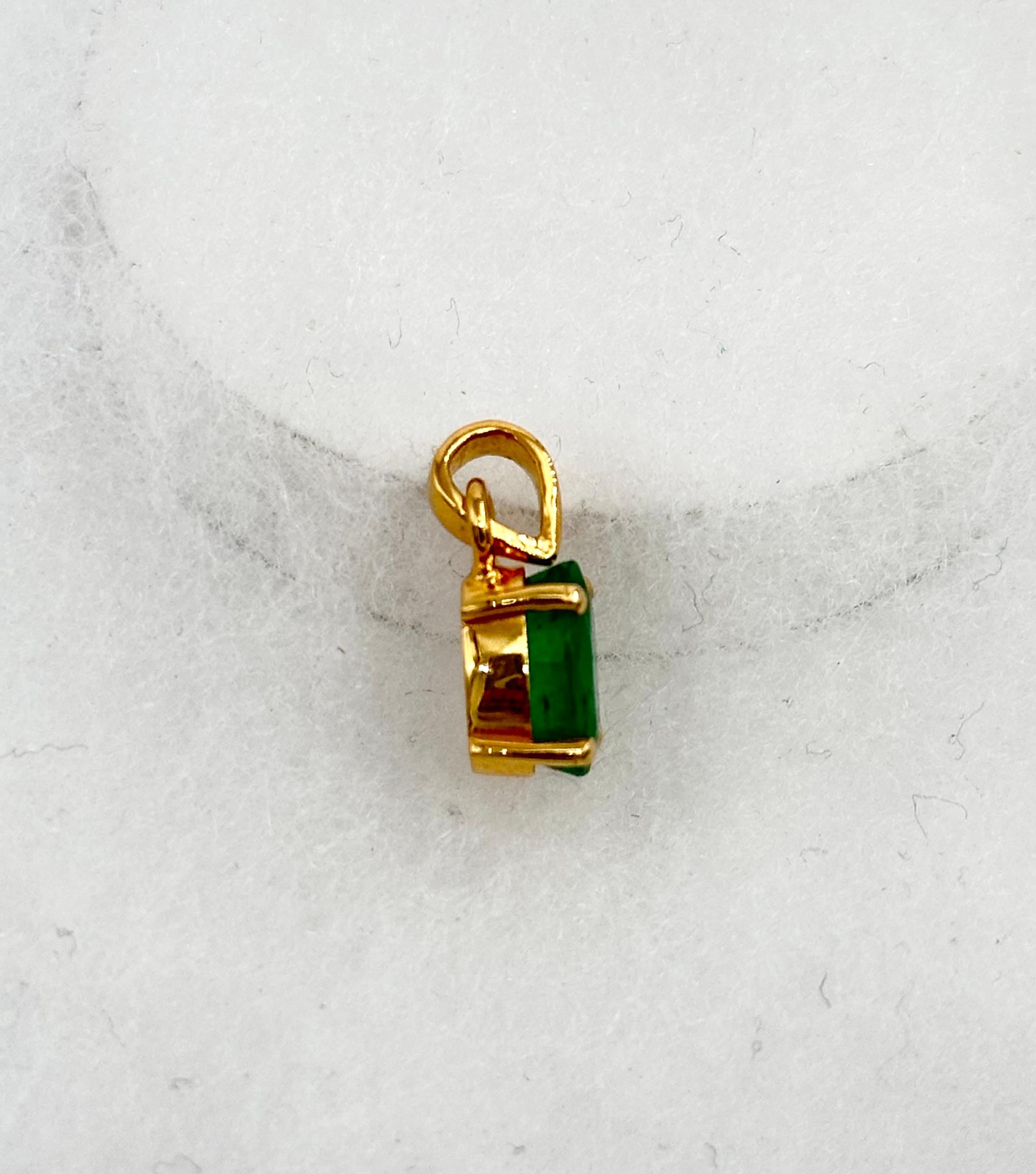 Certified Emerald 14k Gold Pendant Hallmark 14K Gold Pendant Natural Emerald  In New Condition For Sale In Delhi, DL