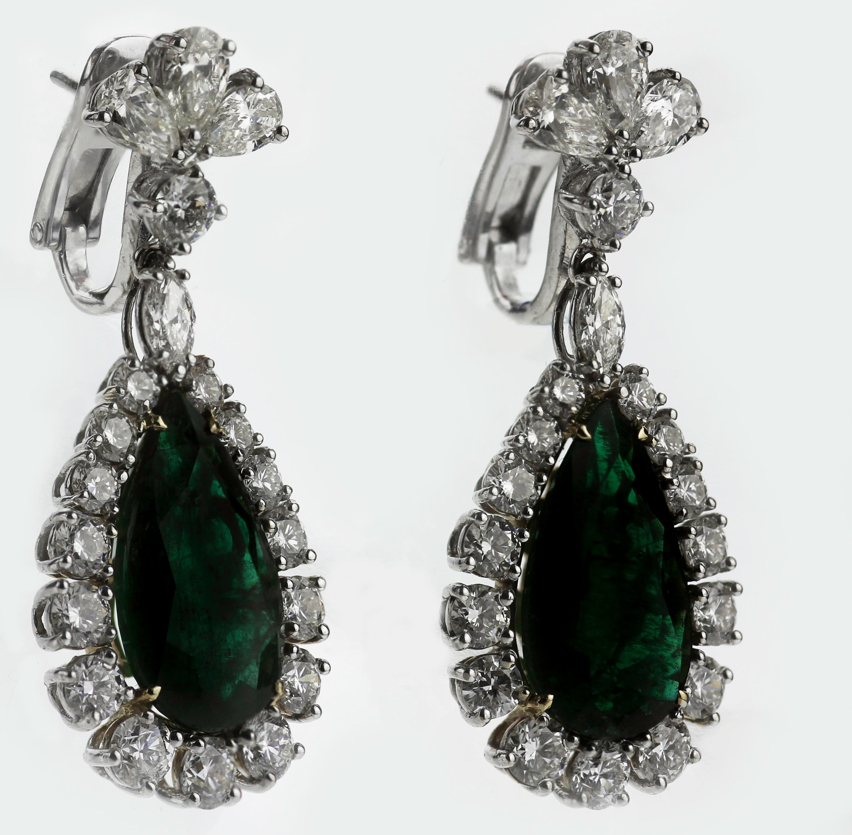 Une paire de boucles d'oreilles en émeraude et diamant dans le célèbre style Elizabeth Taylor. 
L'émeraude en forme de goutte est entourée de diamants ronds de taille brillant qui pendent d'un croissant de plusieurs diamants, chaque diamant