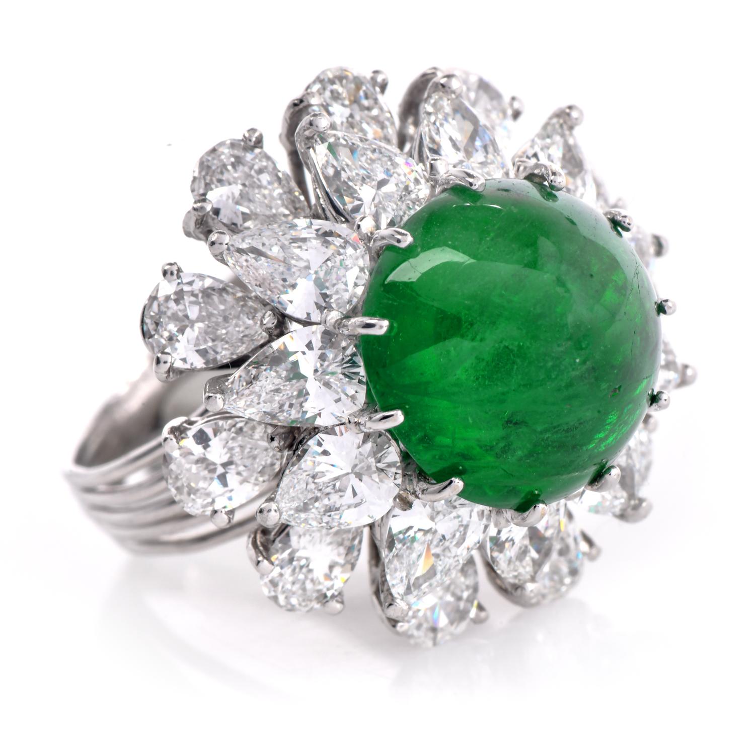 Dieser atemberaubende Cocktailring aus Platin mit Smaragd und Diamant strahlt Eleganz und Luxus aus.

In der Mitte des Schmuckstücks befindet sich ein 10,80-karätiger, vom Guild Gemological Lab zertifizierter Cabochon-Smaragd mit lebhaftem Grünton,