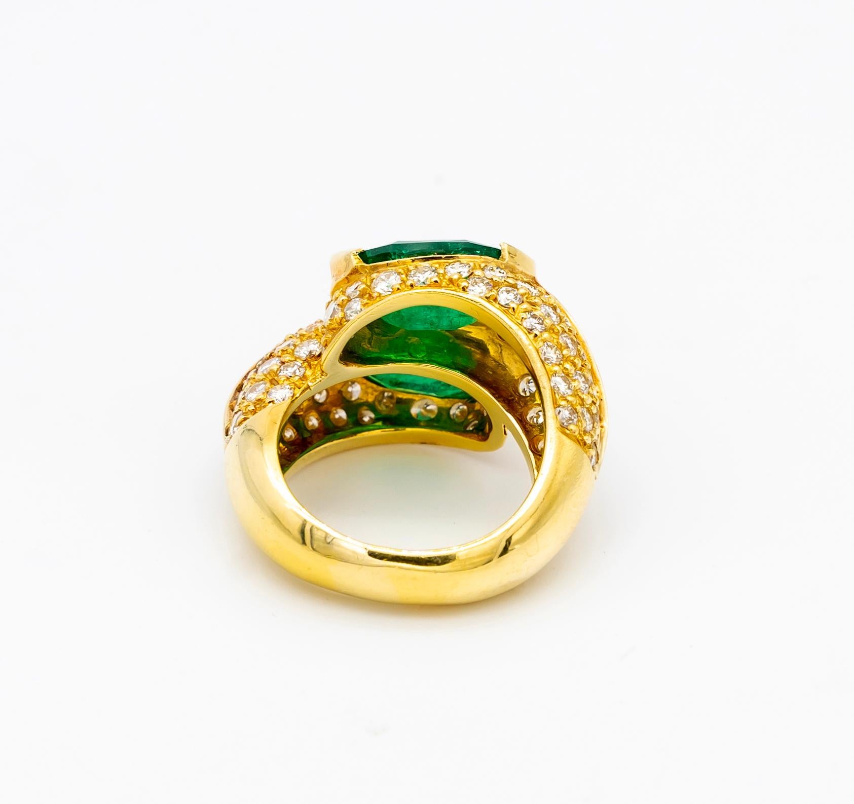 Certified Emerald 2.7ct & 2.7ct and Diamond Twist Ring in 18K Yellow Gold In Excellent Condition For Sale In London, GB
