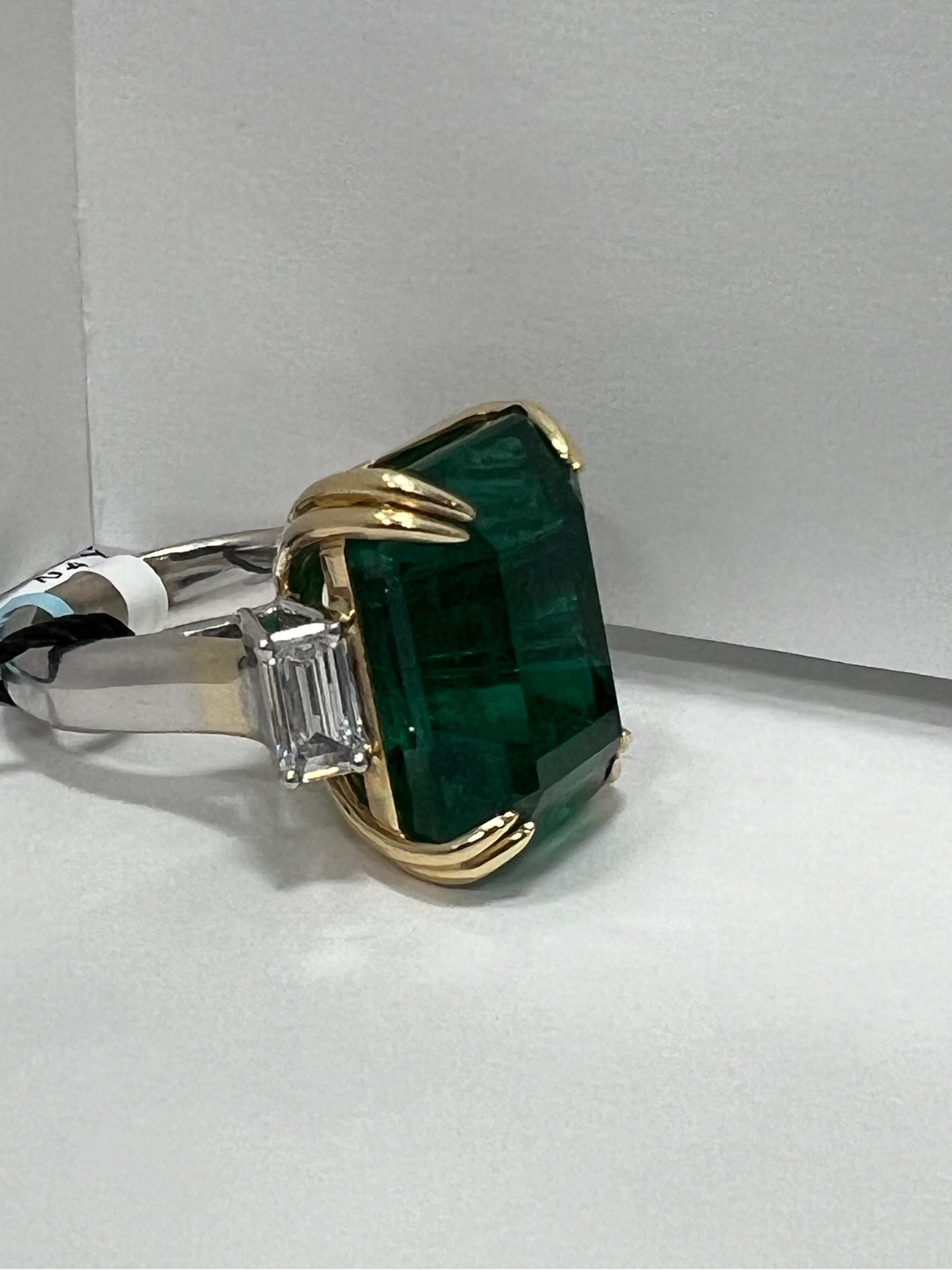 Certified Emerald 30.27 Carat With 1.46 Carat Diamonds  In New Condition For Sale In Trumbull, CT