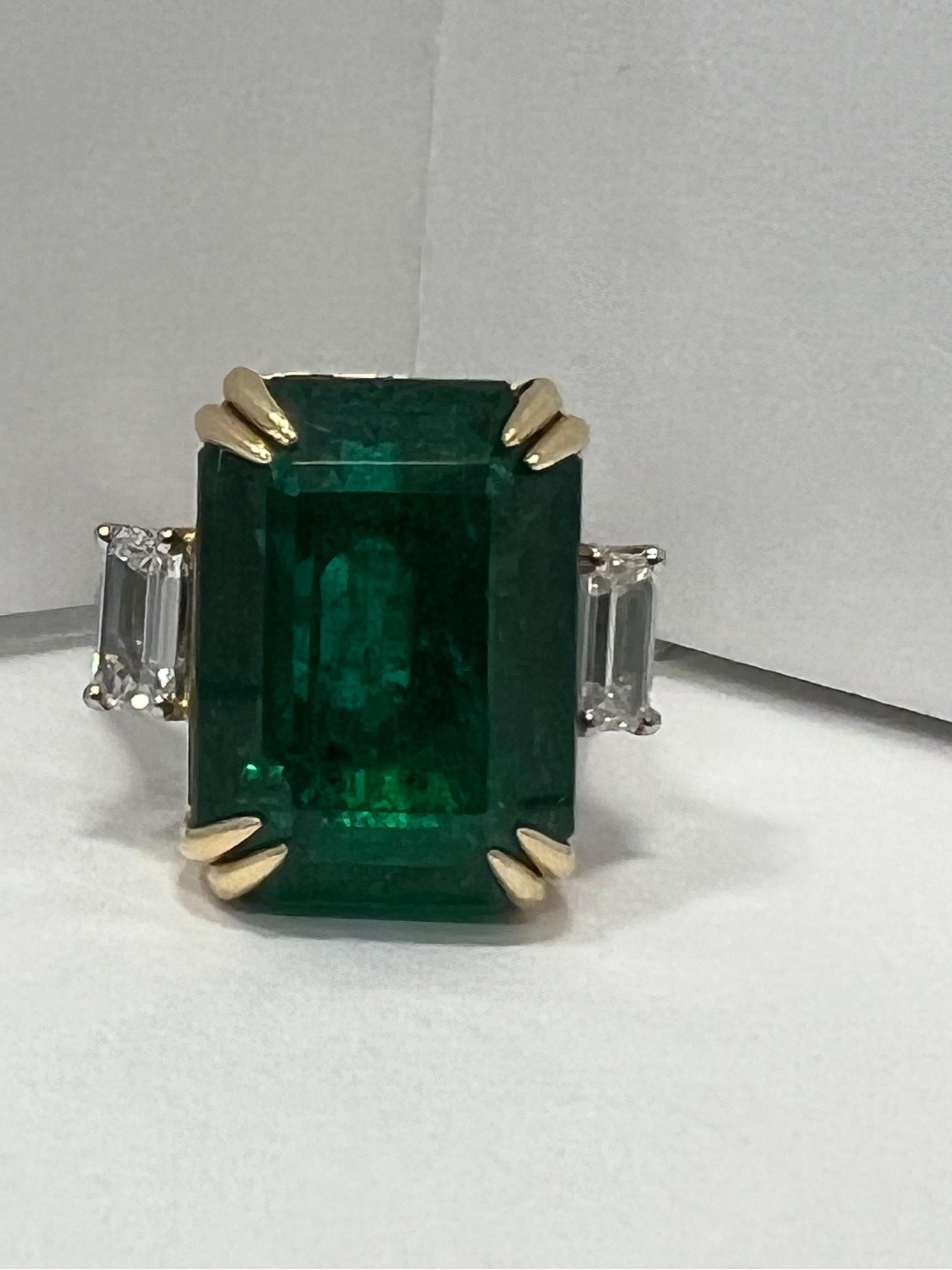Women's Certified Emerald 30.27 Carat With 1.46 Carat Diamonds  For Sale