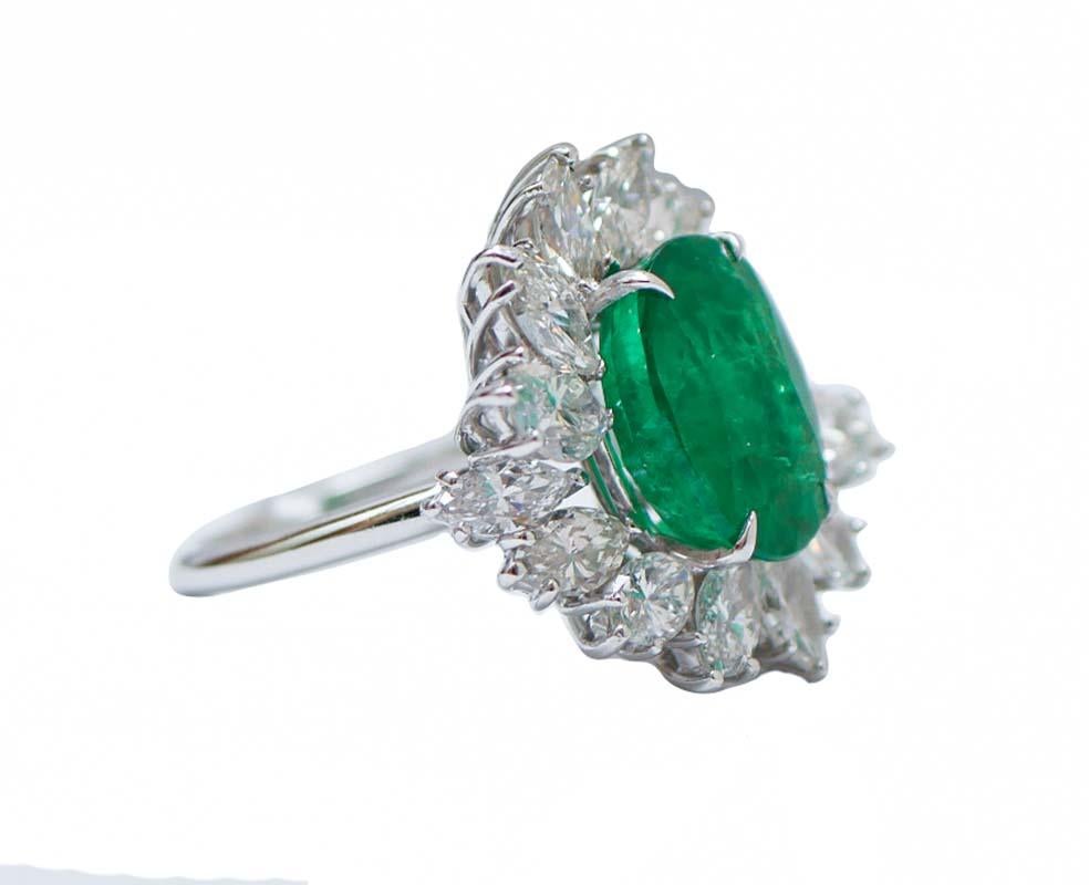 Elegante bague en structure platine montée avec une émeraude centrale entourée de diamants.
Cette bague a été entièrement réalisée à la main par des maîtres orfèvres italiens et elle est en parfait état.
Diamants 4,62 ct
Émeraude 6,74 ct
Poids total