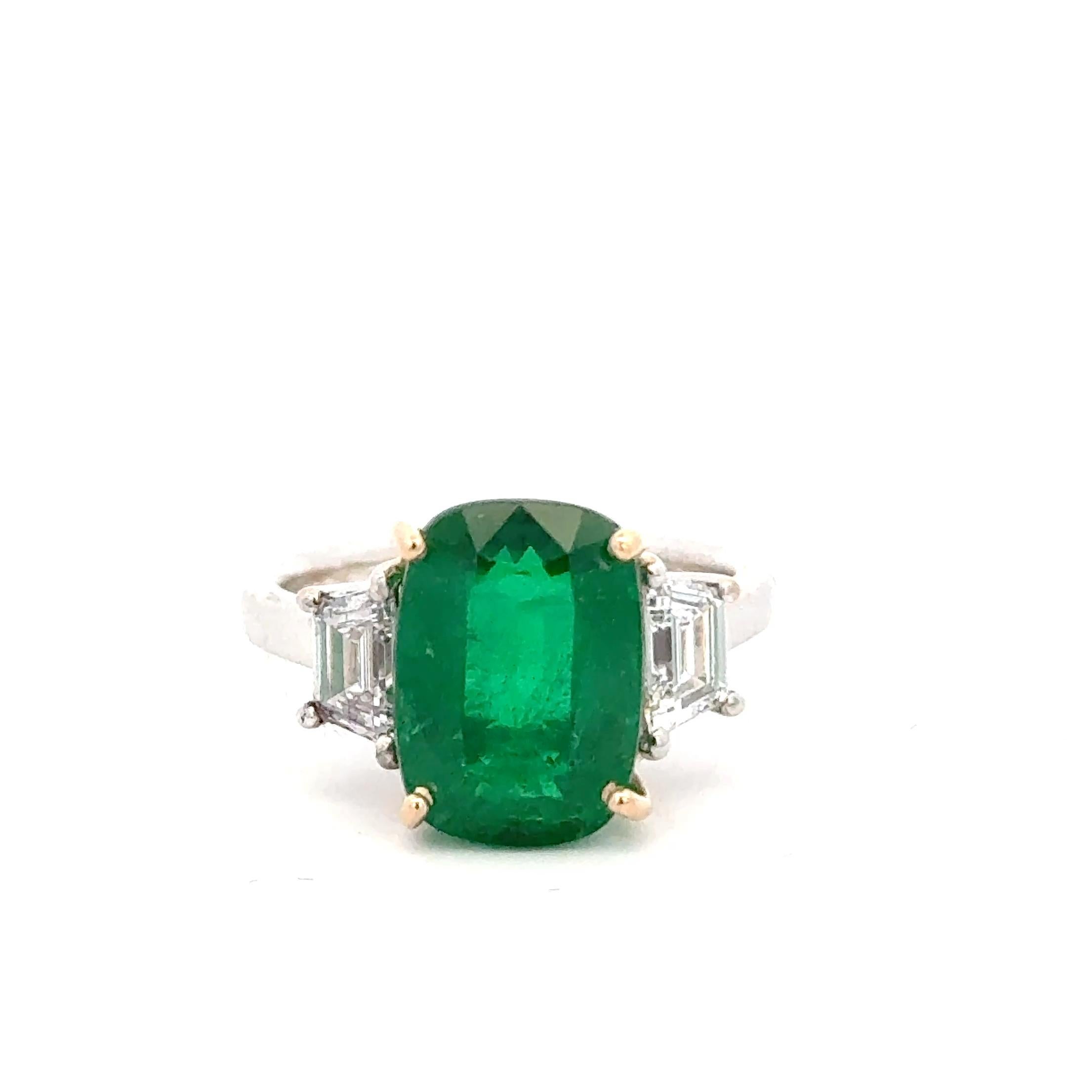 Certified Emerald and Diamond Ring In New Condition For Sale In Los Angeles, CA