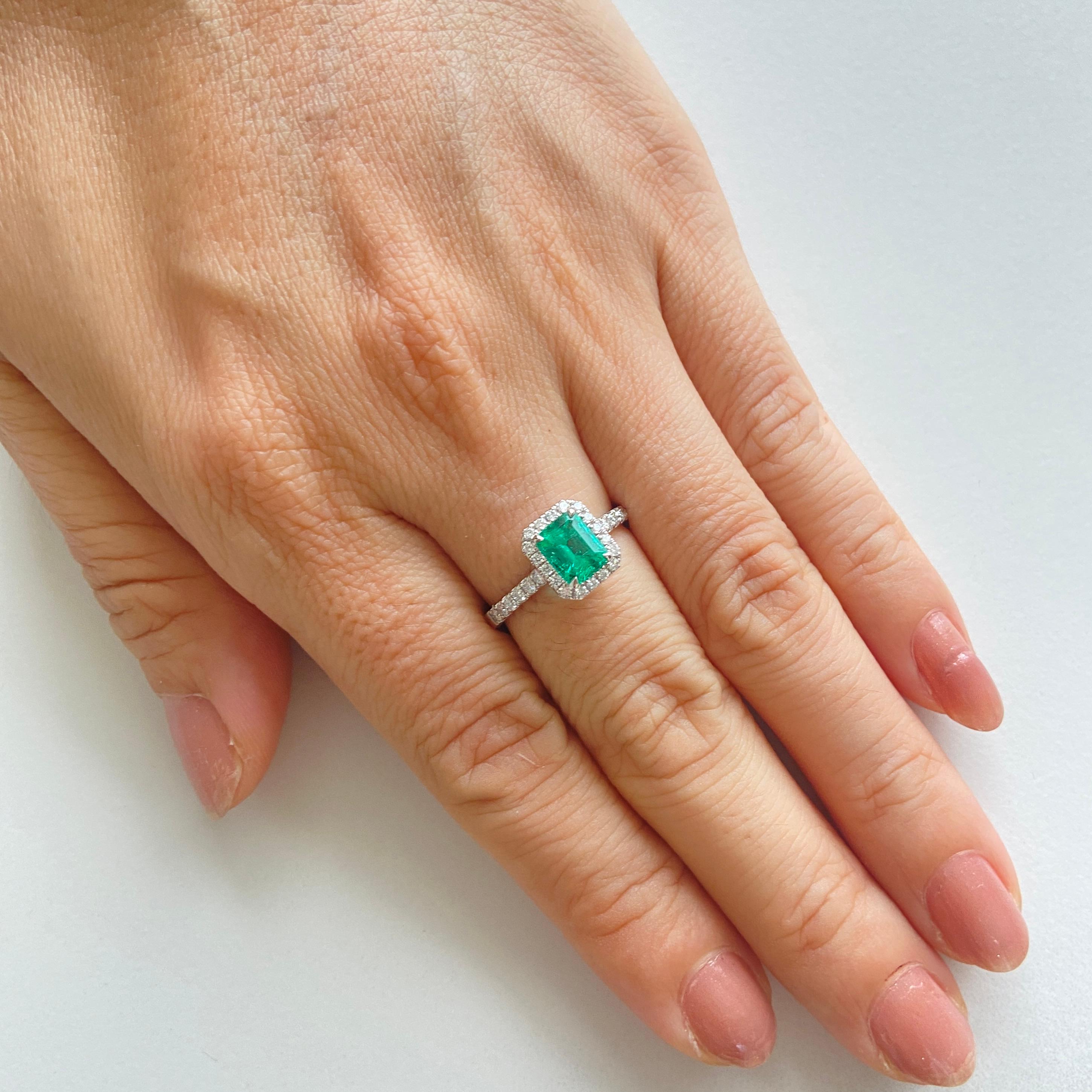 Zertifizierter kolumbianischer Smaragd mit Smaragdschliff und weißem Diamant Klassischer Platinring im Zustand „Neu“ im Angebot in Hong Kong, HK