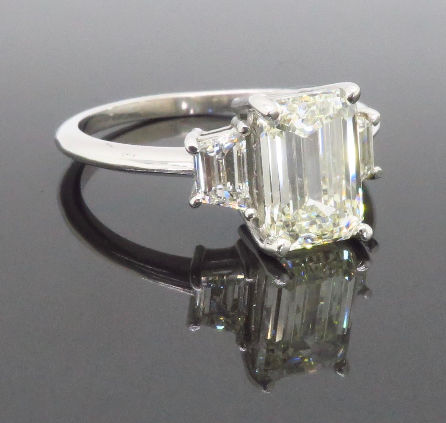 Anillo de compromiso de diamantes talla esmeralda certificados con diamantes laterales trapezoidales 5