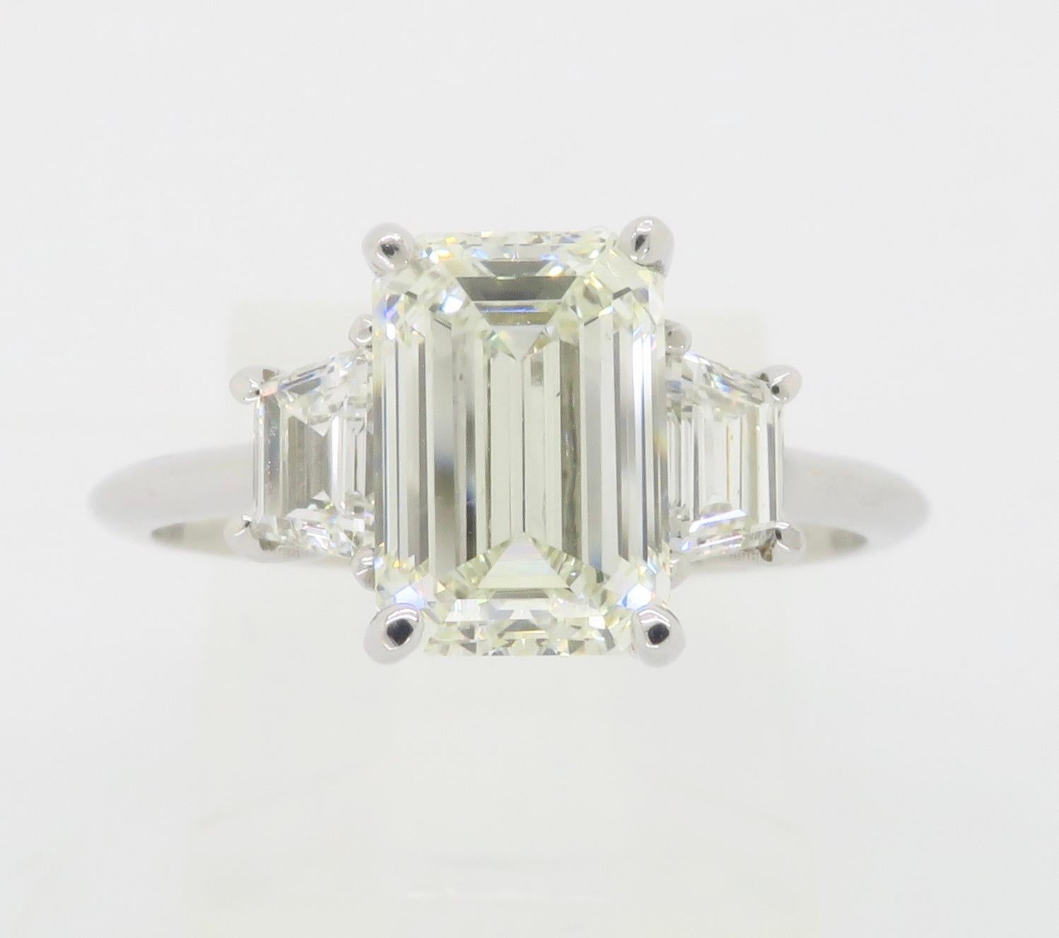 Anillo de compromiso de diamantes talla esmeralda certificados con diamantes laterales trapezoidales 6
